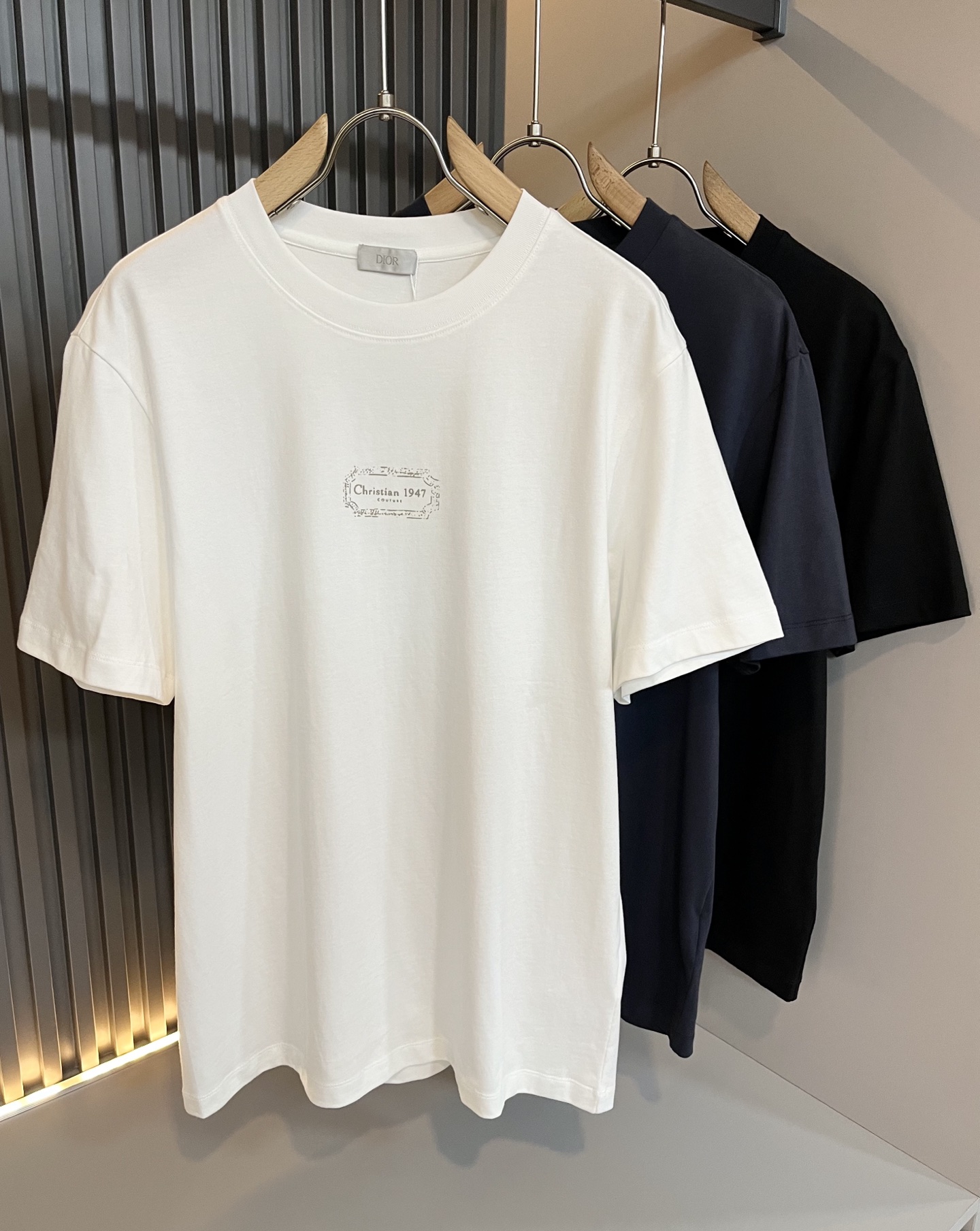 NO:491643,Dio*Dijia 2025 spring and summer new short-sleeved T-shirt for men and women, and the counter is available at the same time!  Customized exclusive 260g pure cotton fabric, customized original craft threads, chest logo pattern printing craft design!  Simple and generous, calm and versatile, extremely high-end, perfectly integrated with fashion and style, a top fashionable style that perfectly suits the outside wear!  The overall feeling is natural!  The ultimate classic versatile short-sleeved T-shirt is designed with the latest three-dimensional letter logo print elements!  The ultimate perfection of heavy industry!  Fans who pursue high quality are please buy them by themselves, and all fans who know the goods are invited to appreciate this model together!  !  Size M-5XL, dior,dior,T-shirt,tees,t-shirt,alexander wang19860909Dio*迪家 2025春夏新款男女同款短袖T恤,专柜同步发售！定制专属260克纯棉面料,定制原版工艺螺纹,胸前logo图案印花工艺设计！简约大方,从容百搭,档次极高,完美融入时尚还有风情感一款完美符合外穿的顶尖时髦气质款！整体给人浑然天成的感觉！极致经典的百搭型短袖T恤,采用最新的立体字母logo印花元素设计！极致的重工极致的完美！追求高品质的粉丝们请自行抢购,诚邀所有识货的粉丝一同鉴赏此款！！尺码M-5XL,,dior,dior,T-shirt,tees，t-shirt,alexander wang,Men's clothing