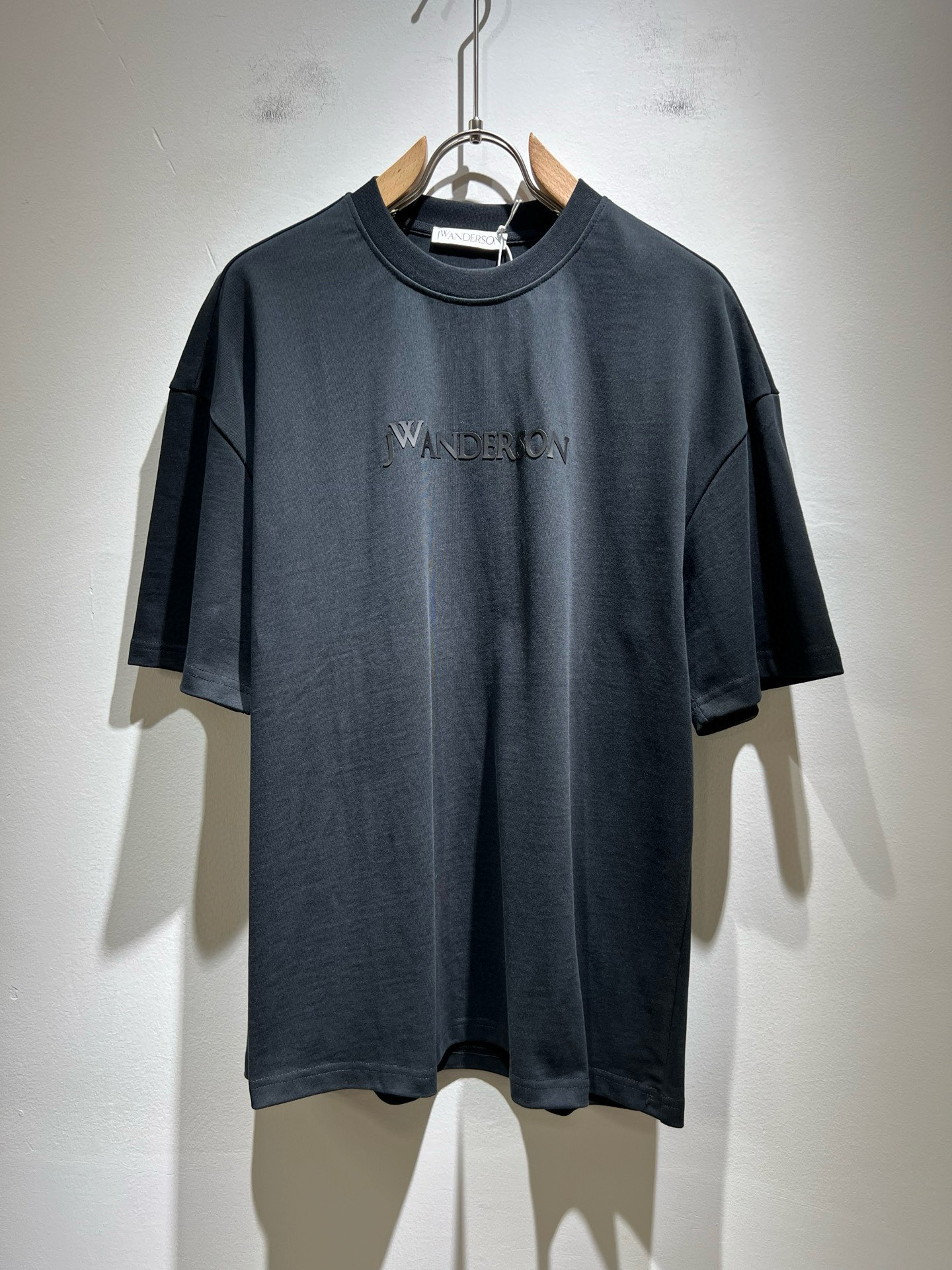 NO:491709,JWA2025 spring and summer new short-sleeved T-shirt for men and women, and the counter is available at the same time!  Customized exclusive wash water pure cotton fabric, customized original craft thread, and body design logo embossing design!  Perfectly integrated with fashion and style, a top-notch fashionable style that perfectly suits the outside wear!  The overall feeling is natural!  The ultimate classic versatile short-sleeved T-shirt, the ultimate heavy industry and the ultimate perfection!  Fans who pursue high quality are please buy them by themselves, and all fans who know the goods are invited to appreciate this model together!  Size S-2XL, T-shirt,tees,t-shirt,alexander wang19860909JWA2025春夏新款男女同款短袖T恤,专柜同步发售！定制专属洗水纯棉面料,定制原版工艺螺纹,衣身设计标识logo压胶设计！完美融入时尚还有风情感一款完美符合外穿的顶尖时髦气质款！整体给人浑然天成的感觉！极致经典的百搭型短袖T恤,极致的重工极致的完美！追求高品质的粉丝们请自行抢购,诚邀所有识货的粉丝一同鉴赏此款！尺码S-2XL,,T-shirt,tees，t-shirt,alexander wang,Men's clothing