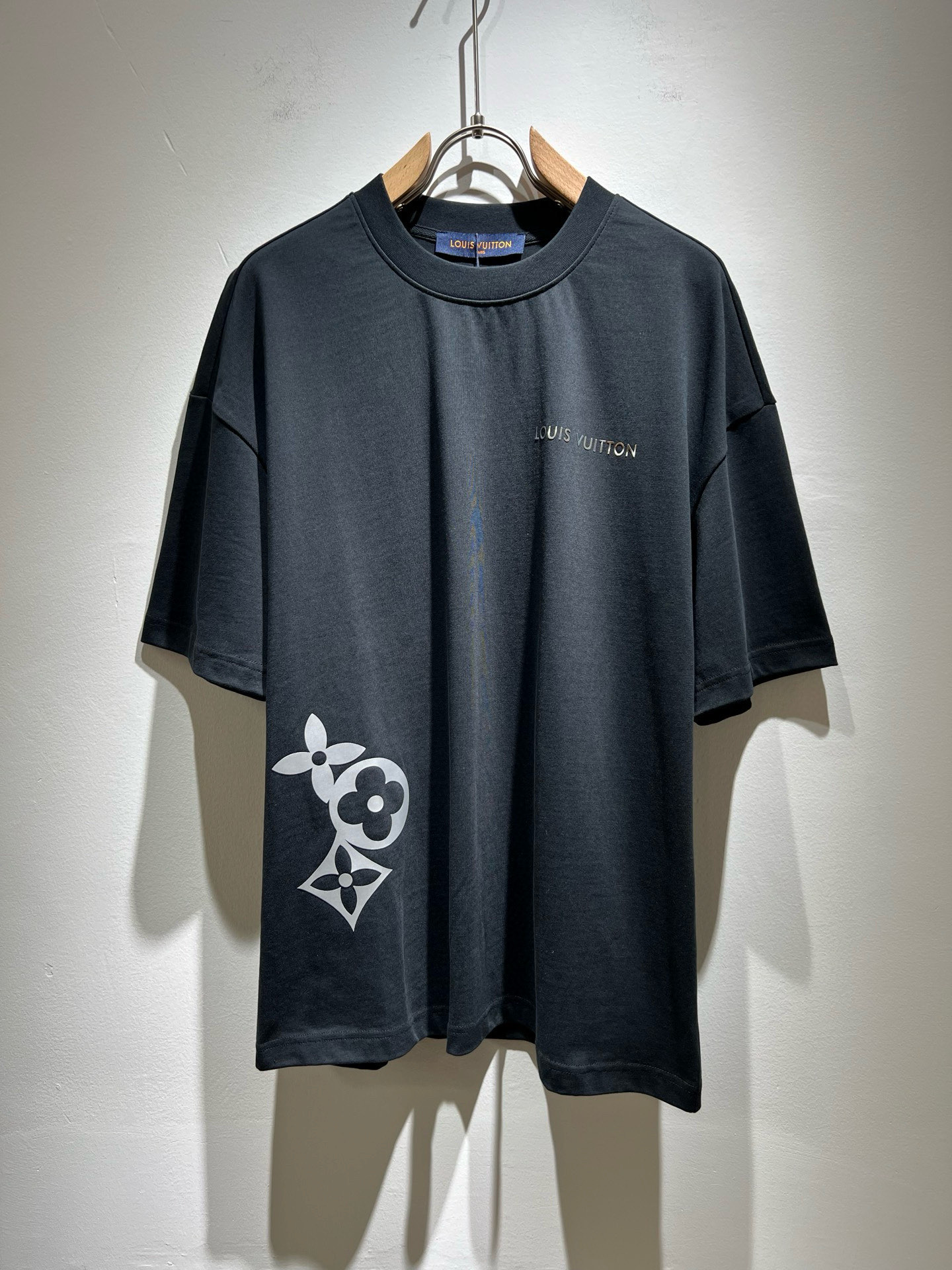 NO:491740,LouisVuitt*Louis*Deng The new series of products in 2025 spring and summer are launched, a very fashionable and avant-garde short-sleeved T-shirt for men and women, with logo pattern glue-touching!  Different from the past, it declares the design concept of brand inheritance!  Its eye-catchingness is no less than any classic style, perfectly presenting the fashionable, high-end and luxurious feeling in front of the world!  Made of imported 280 grams of cotton, selected high-quality pure cotton fabrics, soft and soft to the touch, the real thing is definitely beyond your imagination, close to the body and breathable, even if you sweat profusely, you will not feel greasy or stuffy, and will bring sweating and moisture absorption to the extreme!  Size S-2XL, louis vuitton,louis vuitton,t-shirt,tees,t-shirt,alexander wang19860909LouisVuitt*路易*登 2025春夏全新系列单品上线,非常时髦前卫的一款男女同款短袖T恤,标识logo图案压胶修饰！区别于以往的不同,宣示品牌传承的设计理念！其吸睛度完全不亚于任何经典款式,将时髦高级感与奢华感完美呈现在世人眼前！客供进口280克全棉材质制成,精选优质纯棉面料,触感软糯亲肤细腻,实物到手绝对超乎你的想象,贴身无比舒适透气,即便是汗流浃背也不会有腻身及闷热感可言,将排汗吸湿性发挥到了极致！尺码S-2XL,,louis vuitton,louis vuitton,T-shirt,tees，t-shirt,alexander wang,Men's clothing