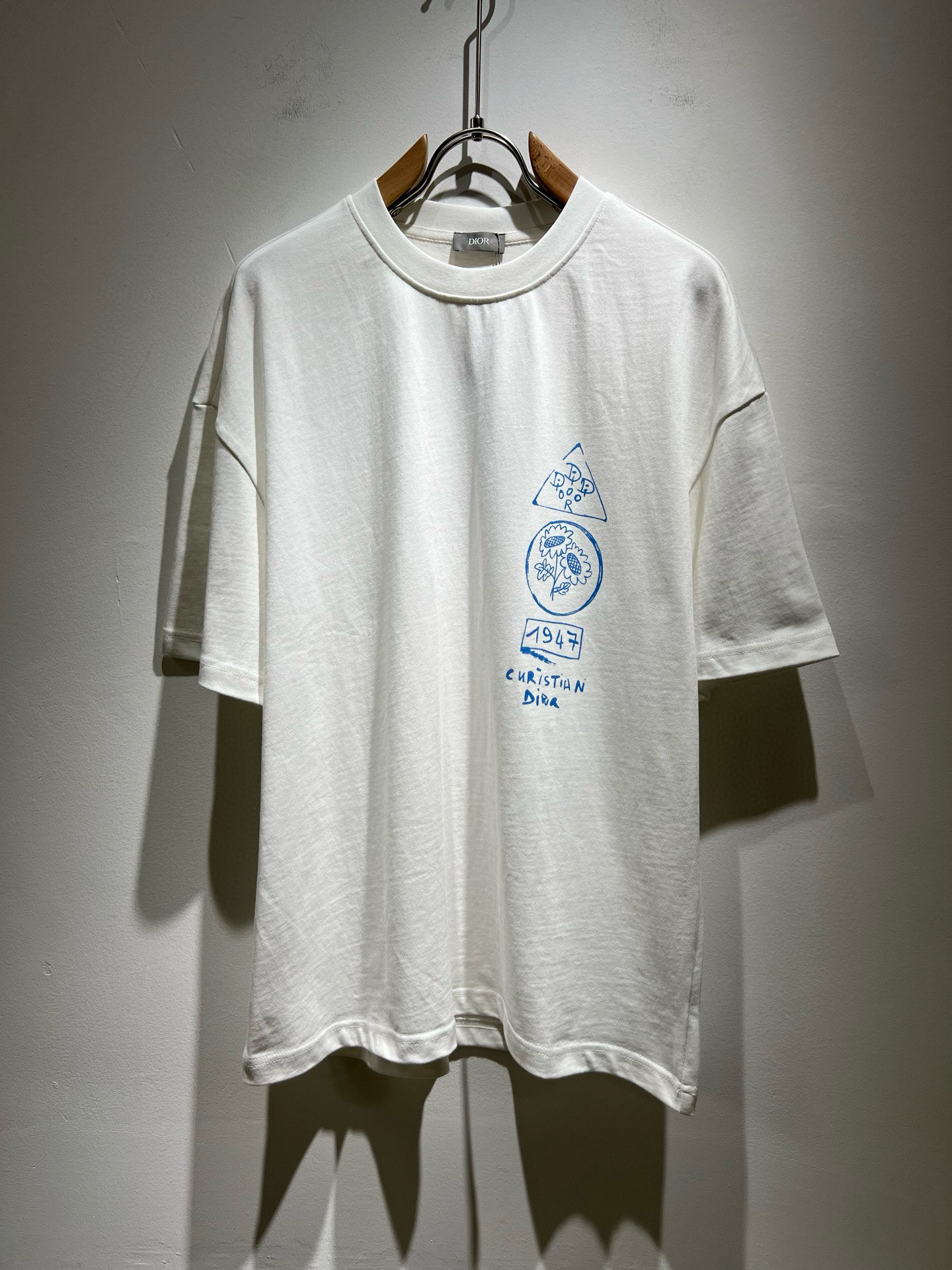 NO:491746,Dio*Dijia 2025 spring and summer new short-sleeved T-shirt for men and women, and the counter is available at the same time!  Customized exclusive 260g pure cotton fabric, customized original craft threads, front and rear logo pattern printing technology design!  Simple and generous, calm and versatile, extremely high-end, perfectly integrated with fashion and style, a top fashionable style that perfectly suits the outside wear!  The overall feeling is natural!  The ultimate classic versatile short-sleeved T-shirt is designed with the latest three-dimensional letter logo print elements!  The ultimate perfection of heavy industry!  Fans who pursue high quality are please buy them by themselves, and all fans who know the goods are invited to appreciate this model together!  !  Size S-2XL, dior,dior,t-shirt,tees,t-shirt,alexander wang19860909Dio*迪家 2025春夏新款男女同款短袖T恤,专柜同步发售！定制专属260克纯棉面料,定制原版工艺螺纹,前后logo图案印花工艺设计！简约大方,从容百搭,档次极高,完美融入时尚还有风情感一款完美符合外穿的顶尖时髦气质款！整体给人浑然天成的感觉！极致经典的百搭型短袖T恤,采用最新的立体字母logo印花元素设计！极致的重工极致的完美！追求高品质的粉丝们请自行抢购,诚邀所有识货的粉丝一同鉴赏此款！！尺码S-2XL,,dior,dior,T-shirt,tees，t-shirt,alexander wang,Men's clothing