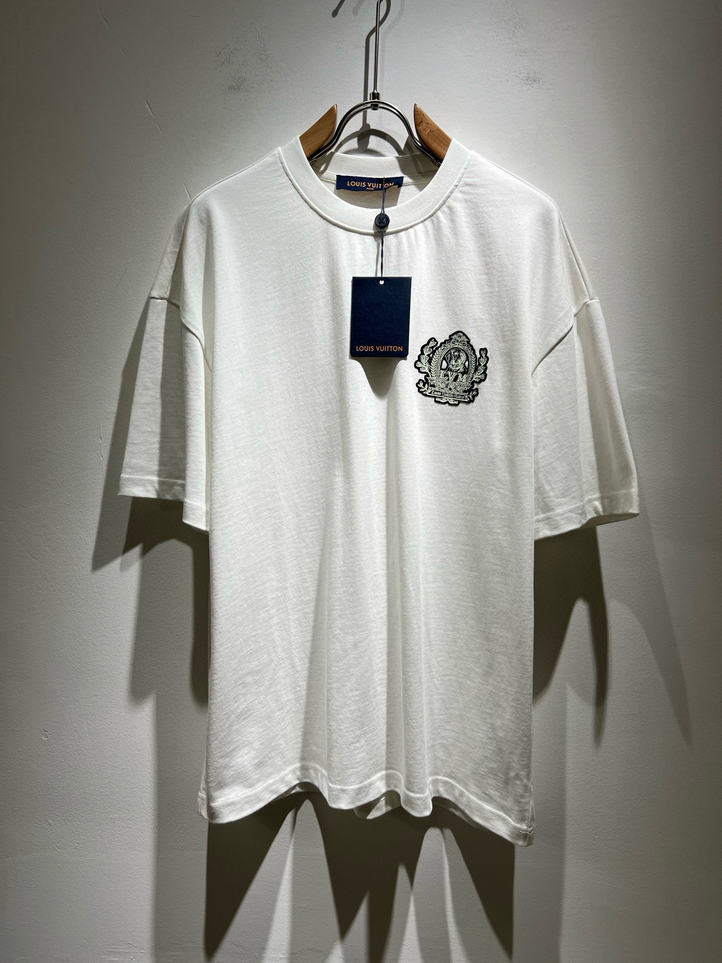 NO:495384,LouisVuitt*Louis*Deng The new spring and summer series of items are launched, a very fashionable and avant-garde short-sleeved T-shirt for men and women, with logo logo pattern printing technology modification!  Different from the past, it declares the design concept that has been passed down for many years in the brand!  Its eye-catchingness is no less than any classic style, perfectly presenting the fashionable, high-end and luxurious feeling in front of the world!  Made of imported cotton, the customer-supplied and imported cotton material is selected, with a high-quality 260g pure cotton fabric, which has a soft and soft touch, and the real thing is definitely beyond your imagination. It is extremely comfortable and breathable in close body. Even if you sweat profusely, you will not feel greasy or stuffy. It will bring sweating and moisture absorption to the extreme!  Size S-2XL, louis vuitton,louis vuitton,t-shirt,tees,t-shirt,alexander wang19860909LouisVuitt*路易*登 春夏全新系列单品上线,非常时髦前卫的一款男女同款短袖T恤,标识logo图案印花工艺修饰！区别于以往的不同,宣示品牌传承多年的设计理念！其吸睛度完全不亚于任何经典款式,将时髦高级感与奢华感完美呈现在世人眼前！客供进口全棉材质制成,精选优质260g纯棉面料,触感软糯亲肤细腻,实物到手绝对超乎你的想象,贴身无比舒适透气,即便是汗流浃背也不会有腻身及闷热感可言,将排汗吸湿性发挥到了极致！尺码S-2XL,,louis vuitton,louis vuitton,T-shirt,tees，t-shirt,alexander wang,Men's clothing