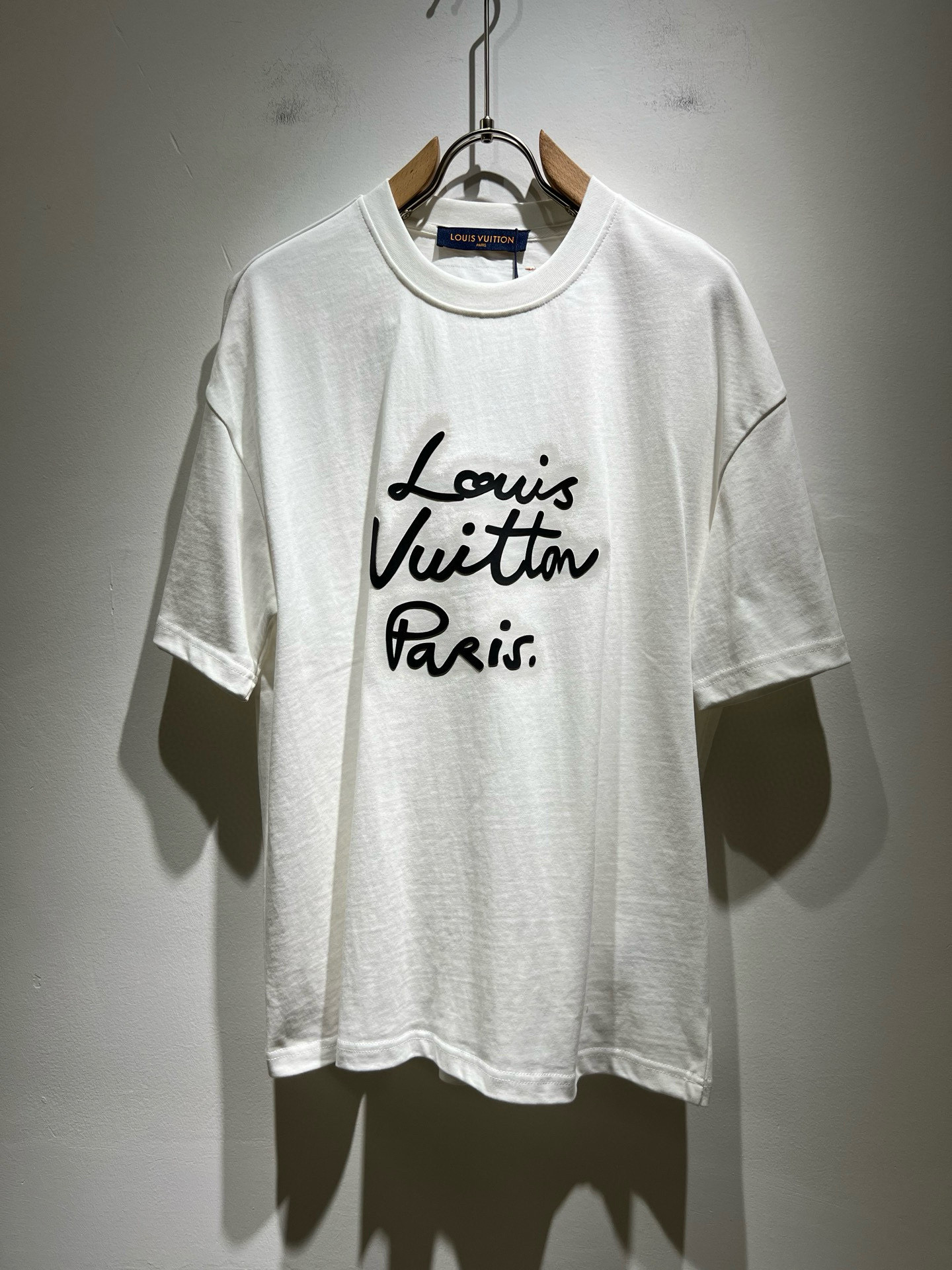 NO:495372,LouisVuitt*Louis*Deng The new spring and summer series of items are launched, a very fashionable and avant-garde short-sleeved T-shirt for men and women, with logo logo pattern glue-touching!  Different from the past, it declares the design concept that has been passed down for many years in the brand!  Its eye-catchingness is no less than any classic style, perfectly presenting the fashionable, high-end and luxurious feeling in front of the world!  Made of imported 280 grams of cotton, selected high-quality pure cotton fabrics, soft and soft to the touch, the real thing is definitely beyond your imagination, close to the body and breathable, even if you sweat profusely, you will not feel greasy or stuffy, and will bring sweating and moisture absorption to the extreme!  Size S-2XL, louis vuitton,louis vuitton,t-shirt,tees,t-shirt,alexander wang19860909LouisVuitt*路易*登 春夏全新系列单品上线,非常时髦前卫的一款男女同款短袖T恤,标识logo图案压胶修饰！区别于以往的不同,宣示品牌传承多年的设计理念！其吸睛度完全不亚于任何经典款式,将时髦高级感与奢华感完美呈现在世人眼前！客供进口280克全棉材质制成,精选优质纯棉面料,触感软糯亲肤细腻,实物到手绝对超乎你的想象,贴身无比舒适透气,即便是汗流浃背也不会有腻身及闷热感可言,将排汗吸湿性发挥到了极致！尺码S-2XL,,louis vuitton,louis vuitton,T-shirt,tees，t-shirt,alexander wang,Men's clothing