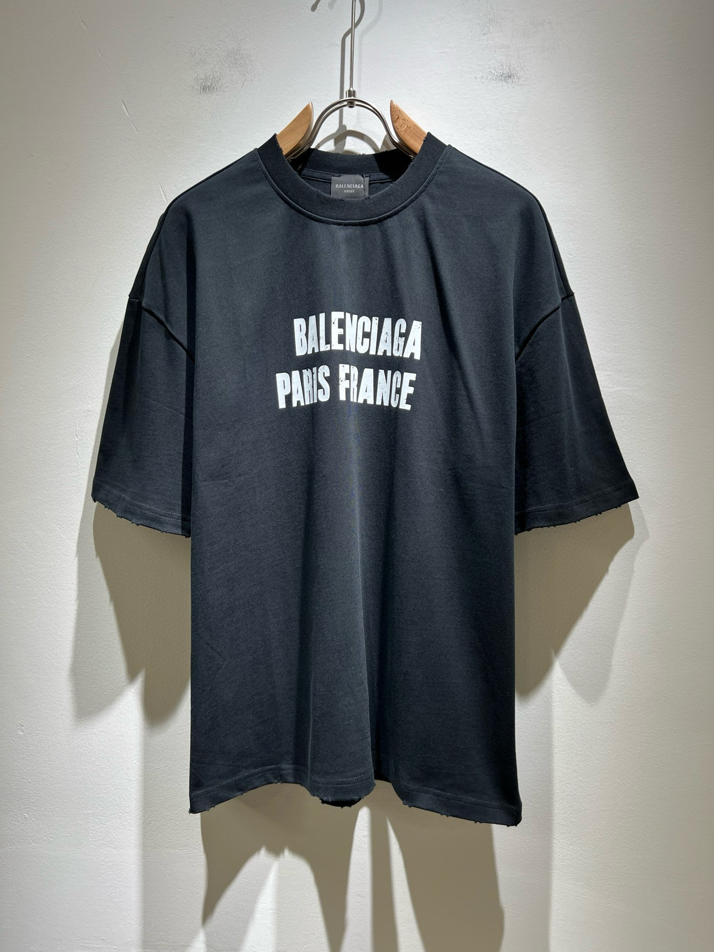 NO:495421,BALENCIA* Paris* Home Spring and summer new style of men and women and couples casual loose cotton round neck short-sleeved T-shirt!  Trading companies have sparse channels and are released on the official website at the same time!  The latest spring and summer series, classic fashion design elements, injecting full vitality into the new series. This T-shirt is carefully selected for imported cotton fabrics. The fabric feels skin-friendly and soft and delicate, and the body logo print design!  It has an extremely comfortable and breathable wearing experience. The whole item is very eye-catching and fashionable, and is deeply loved by young people today!  The loose round neck cut is a neutral style regardless of age and gender, suitable for matching all the styles and looks you need in your daily life!  It is recommended to wear couple outfits to go out on the street to make it more pleasing to the eye!  Size S-2XL, balenciaga, T-shirt,tees, t-shirt,alexander wang19860909BALENCIA*巴黎*家 春夏新款男女同情侣款休闲宽松棉质圆领短袖T恤衫！贸易公司渠道稀出,同步官网发售 ！ 春夏最新系列,经典时尚设计元素,为全新系列注入满满活力,这款T恤衫用心甄选客供进口棉面料制成,面料手感亲肤柔软细腻,衣身logo印花设计！拥有着无比舒适透气性的穿着体验,整件单品极具吸睛度与时尚感,深受当下年轻人的喜爱！基础宽松的圆领版型裁剪,不分年龄与性别的中性款式,适合搭配你日常所需的所有风格与造型！建议搭配情侣装出街会更为养眼出色！尺码S-2XL,,balenciaga,T-shirt,tees，t-shirt,alexander wang,Men's clothing