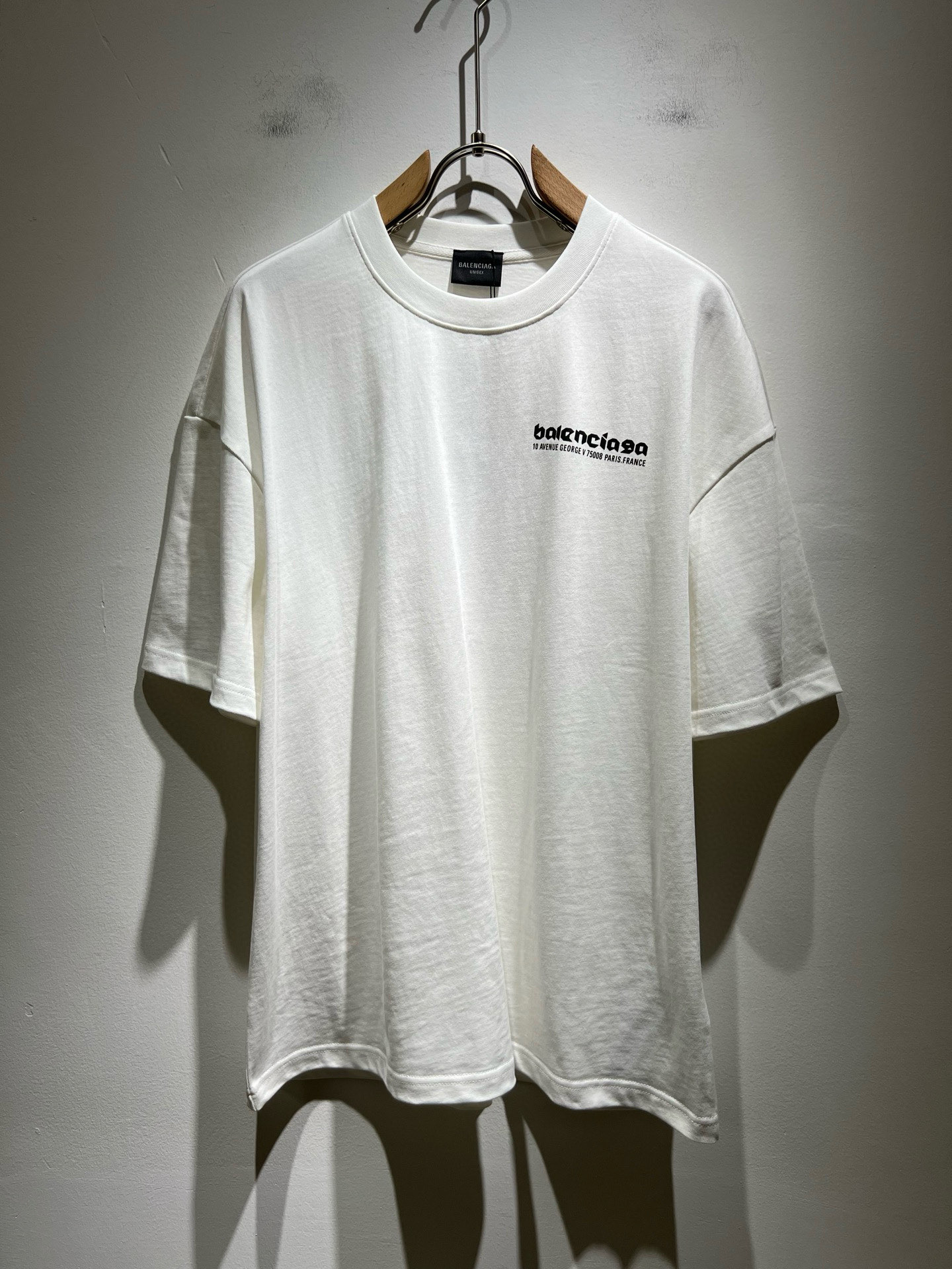 NO:495405,BALENCIA* Paris* Home Spring and summer new style of men and women and couples casual loose cotton round neck short-sleeved T-shirt!  Trading companies have sparse channels and are released on the official website at the same time!  The latest spring and summer series, classic fashion design elements, injecting full vitality into the new series. This T-shirt is carefully selected for imported cotton fabrics. The fabric feels skin-friendly and soft and delicate, and the body logo print design!  It has an extremely comfortable and breathable wearing experience. The whole item is very eye-catching and fashionable, and is deeply loved by young people today!  The loose round neck cut is a neutral style regardless of age and gender, suitable for matching all the styles and looks you need in your daily life!  It is recommended to wear couple outfits to go out on the street to make it more pleasing to the eye!  Size S-2XL, balenciaga, T-shirt,tees, t-shirt,alexander wang19860909BALENCIA*巴黎*家 春夏新款男女同情侣款休闲宽松棉质圆领短袖T恤衫！贸易公司渠道稀出,同步官网发售 ！ 春夏最新系列,经典时尚设计元素,为全新系列注入满满活力,这款T恤衫用心甄选客供进口棉面料制成,面料手感亲肤柔软细腻,衣身logo印花设计！拥有着无比舒适透气性的穿着体验,整件单品极具吸睛度与时尚感,深受当下年轻人的喜爱！基础宽松的圆领版型裁剪,不分年龄与性别的中性款式,适合搭配你日常所需的所有风格与造型！建议搭配情侣装出街会更为养眼出色！尺码S-2XL,,balenciaga,T-shirt,tees，t-shirt,alexander wang,Men's clothing