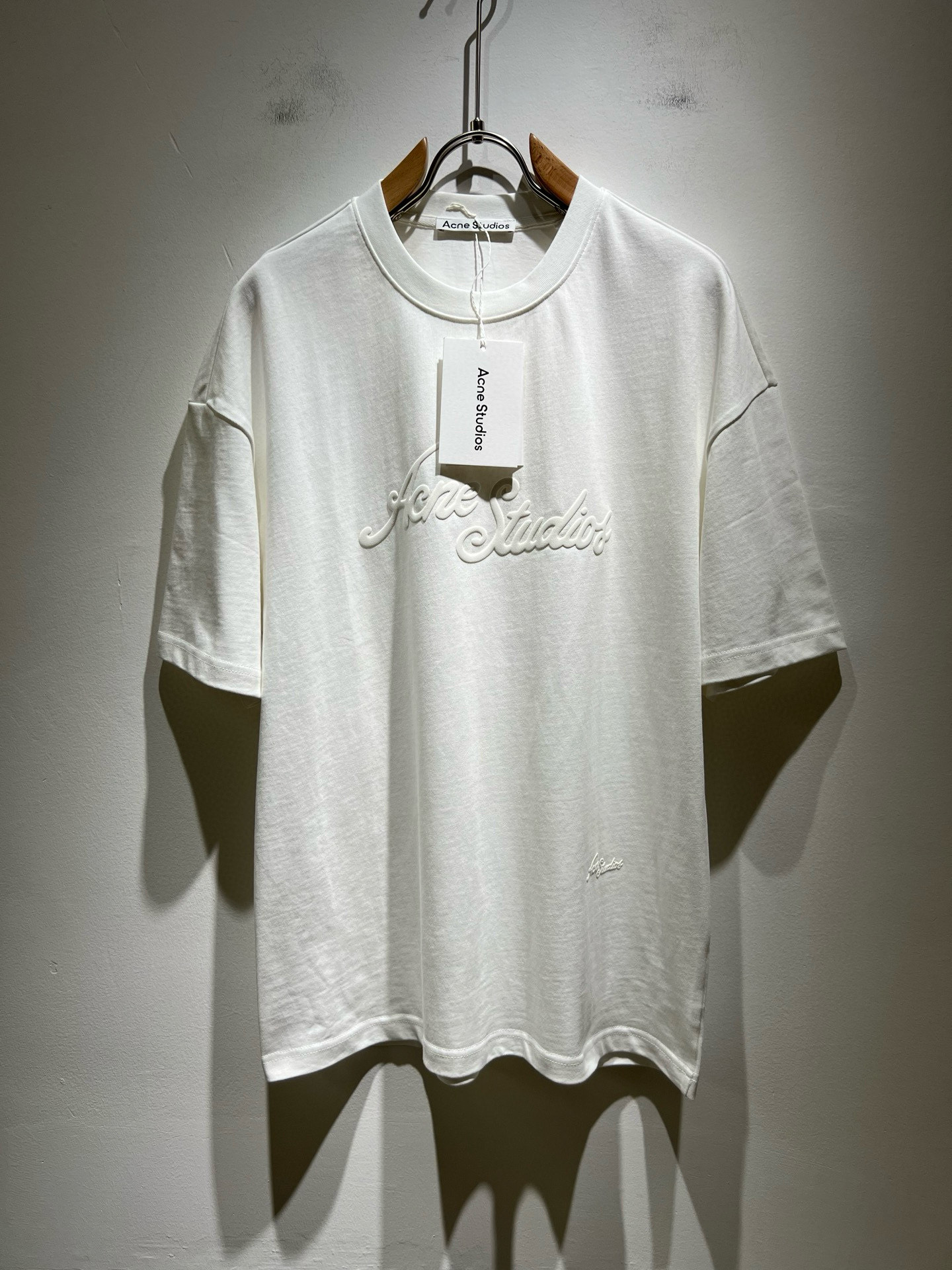 NO:495392,Acne Studio*os Spring and Summer New short-sleeved T-shirt for men and women, and the counter is available at the same time!  Customized exclusive wash water pure cotton fabric, customized original craft thread, and body design logo embossing design!  Perfectly integrated with fashion and style, a top-notch fashionable style that perfectly suits the outside wear!  The overall feeling is natural!  The ultimate classic versatile short-sleeved T-shirt, the ultimate heavy industry and the ultimate perfection!  Fans who pursue high quality are please buy them by themselves, and all fans who know the goods are invited to appreciate this model together!  Size S-2XL, acne studios, T-shirt,tees, t-shirt,alexander wang19860909Acne Studi*os春夏新款男女同款短袖T恤,专柜同步发售！定制专属洗水纯棉面料,定制原版工艺螺纹,衣身设计标识logo压胶设计！完美融入时尚还有风情感一款完美符合外穿的顶尖时髦气质款！整体给人浑然天成的感觉！极致经典的百搭型短袖T恤,极致的重工极致的完美！追求高品质的粉丝们请自行抢购,诚邀所有识货的粉丝一同鉴赏此款！尺码S-2XL,,acne studios,T-shirt,tees，t-shirt,alexander wang,Men's clothing