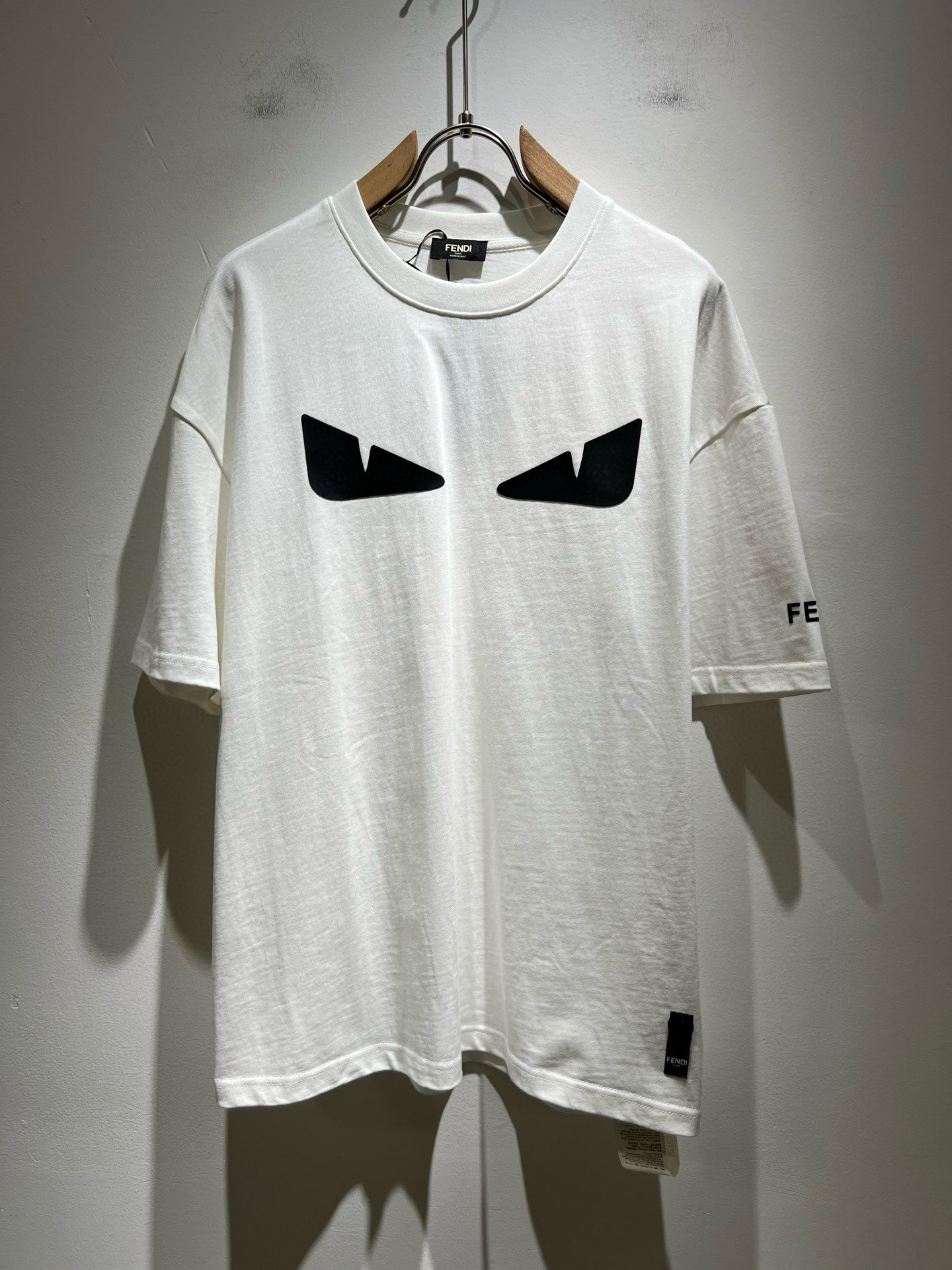 NO:491719,FEN*I FEN*Di's 2025 autumn new FD family FF men and women short-sleeved T-shirt, versatile and minimalist short-sleeved shirts for men and women. Original Italian orders, popular FD family items, simple and pure colors. The FD family's enduring iconic products, high-quality products with full representativeness and full specifications, and high-quality products that all FD fans are worth buying!  Pure Yidian channel orders, high-end and popular products from the FD family, very popular items at the moment, and iconic letter logo pattern glue-on modification!  High-end goods worth keeping and giving away to others!  It is trendy and beautiful, with a full sense of trendy atmosphere, and has a very high level and specifications. It uses a very classic black and white color combination, giving people a strong visual impact and has a very high recognition. It is top-quality exclusive pure cotton fabric, created with a soft, delicate and comfortable touch, and has a very high-end and classy appearance!  Perfectly interprets the charm of the brand and leaves a deep impression. It is more fashionable and charming. It has simple, elegant and fashionable upper body, and is even more stressful for outfits!  The inner wear alone is very delicious and beautiful scenery that cannot be ignored!  Size S-2XL, fendi,dior,T-shirt,tees,t-shirt,alexander wang19860909FEN*I 芬*迪2025秋季新款FD家族FF男女同款短袖T恤,男女同款百搭极简短袖.意大利原厂订单,FD家族人气单品,简约纯色系打造.FD家族经久不衰的标志性臻品,代表性十足,规格感十足的精品,所有FD粉丝都值得抢购的精品！纯正意代渠道订单,FD家族的高奢人气爆款产物,当下十分火爆的单品,标志性字母logo图案压胶修饰！值得自留和送人的高端货！新潮又好看,潮流气息感十足,档次规格感极高,并且采用十分经典的的黑白双色搭配,给人的视觉冲击感相当强烈,有着极高的辨识度,顶级专属纯棉面料,打造,触感柔软细腻舒适,品相相当高级有档次！完美诠释品牌魅力,给人留下深刻印象.更具时尚与韵味,上身简约大方时尚,对于穿搭更是毫无压力！单穿内搭都极有味道,不可忽视的靓丽风景线！ 尺码S-2XL,,fendi,dior,T-shirt,tees，t-shirt,alexander wang,Men's clothing