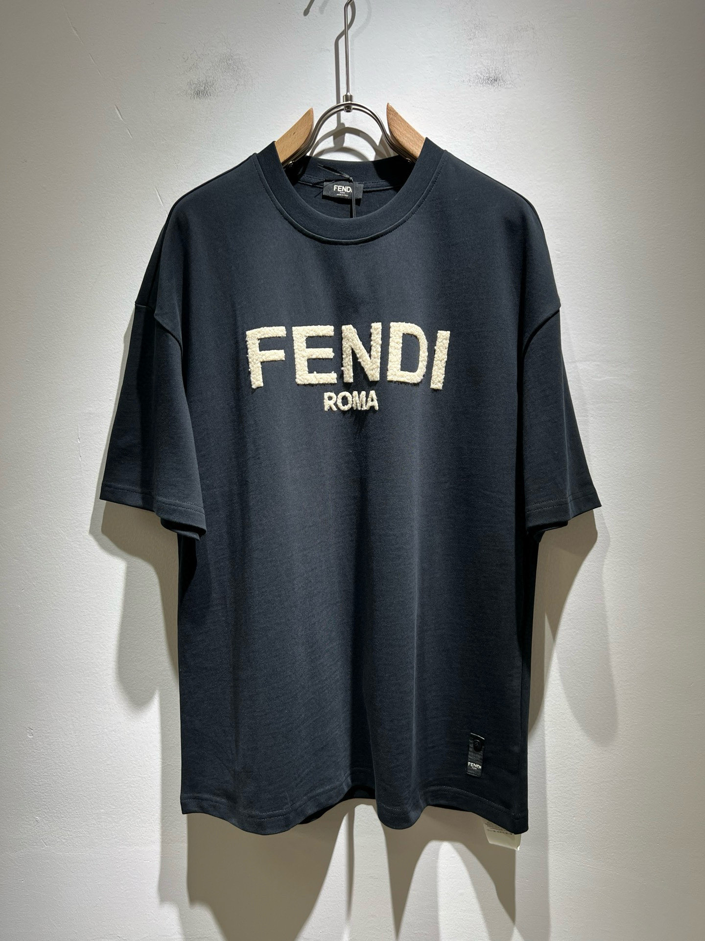 NO:491730,FEN*I FEN*Di's 2025 autumn new FD family FF men and women short-sleeved T-shirt, versatile and minimalist short-sleeved shirts for men and women. Original Italian orders, popular FD family items, simple and pure colors. The FD family's enduring iconic products, high-quality products with full representativeness and full specifications, and high-quality products that all FD fans are worth buying!  Pure Yidian channel orders, high-end and popular products from the FD family, very popular items at the moment, and iconic letter logo pattern flocking modification!  High-end goods worth keeping and giving away to others!  It is trendy and beautiful, with a full sense of trendy atmosphere, and has a very high level and specifications. It uses a very classic black and white color combination, giving people a strong visual impact and has a very high recognition. It is top-quality exclusive pure cotton fabric, created with a soft, delicate and comfortable touch, and has a very high-end and classy appearance!  Perfectly interprets the charm of the brand and leaves a deep impression. It is more fashionable and charming. It has simple, elegant and fashionable upper body, and is even more stressful for outfits!  The inner wear alone is very delicious and beautiful scenery that cannot be ignored!  Size S-2XL, fendi,dior,T-shirt,tees,t-shirt,alexander wang19860909FEN*I 芬*迪2025秋季新款FD家族FF男女同款短袖T恤,男女同款百搭极简短袖.意大利原厂订单,FD家族人气单品,简约纯色系打造.FD家族经久不衰的标志性臻品,代表性十足,规格感十足的精品,所有FD粉丝都值得抢购的精品！纯正意代渠道订单,FD家族的高奢人气爆款产物,当下十分火爆的单品,标志性字母logo图案植绒修饰！值得自留和送人的高端货！新潮又好看,潮流气息感十足,档次规格感极高,并且采用十分经典的的黑白双色搭配,给人的视觉冲击感相当强烈,有着极高的辨识度,顶级专属纯棉面料,打造,触感柔软细腻舒适,品相相当高级有档次！完美诠释品牌魅力,给人留下深刻印象.更具时尚与韵味,上身简约大方时尚,对于穿搭更是毫无压力！单穿内搭都极有味道,不可忽视的靓丽风景线！ 尺码S-2XL,,fendi,dior,T-shirt,tees，t-shirt,alexander wang,Men's clothing