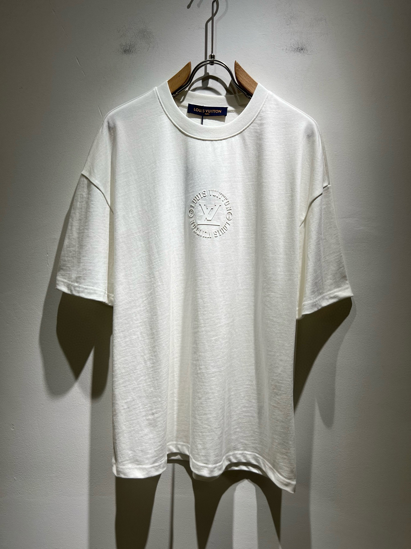 NO:495381,LouisVuitt*Louis*Deng The new spring and summer series of items are launched, a very fashionable and avant-garde short-sleeved T-shirt for men and women, with logo logo pattern embossed printing decoration!  Different from the past, it declares the design concept that has been passed down for many years in the brand!  Its eye-catchingness is no less than any classic style, perfectly presenting the fashionable, high-end and luxurious feeling in front of the world!  Made of imported 280 grams of cotton, selected high-quality pure cotton fabrics, soft and soft to the touch, the real thing is definitely beyond your imagination, close to the body and breathable, even if you sweat profusely, you will not feel greasy or stuffy, and will bring sweating and moisture absorption to the extreme!  Size S-2XL, louis vuitton,louis vuitton,t-shirt,tees,t-shirt,alexander wang19860909LouisVuitt*路易*登 春夏全新系列单品上线,非常时髦前卫的一款男女同款短袖T恤,标识logo图案压胶印花修饰！区别于以往的不同,宣示品牌传承多年的设计理念！其吸睛度完全不亚于任何经典款式,将时髦高级感与奢华感完美呈现在世人眼前！客供进口280克全棉材质制成,精选优质纯棉面料,触感软糯亲肤细腻,实物到手绝对超乎你的想象,贴身无比舒适透气,即便是汗流浃背也不会有腻身及闷热感可言,将排汗吸湿性发挥到了极致！尺码S-2XL,,louis vuitton,louis vuitton,T-shirt,tees，t-shirt,alexander wang,Men's clothing