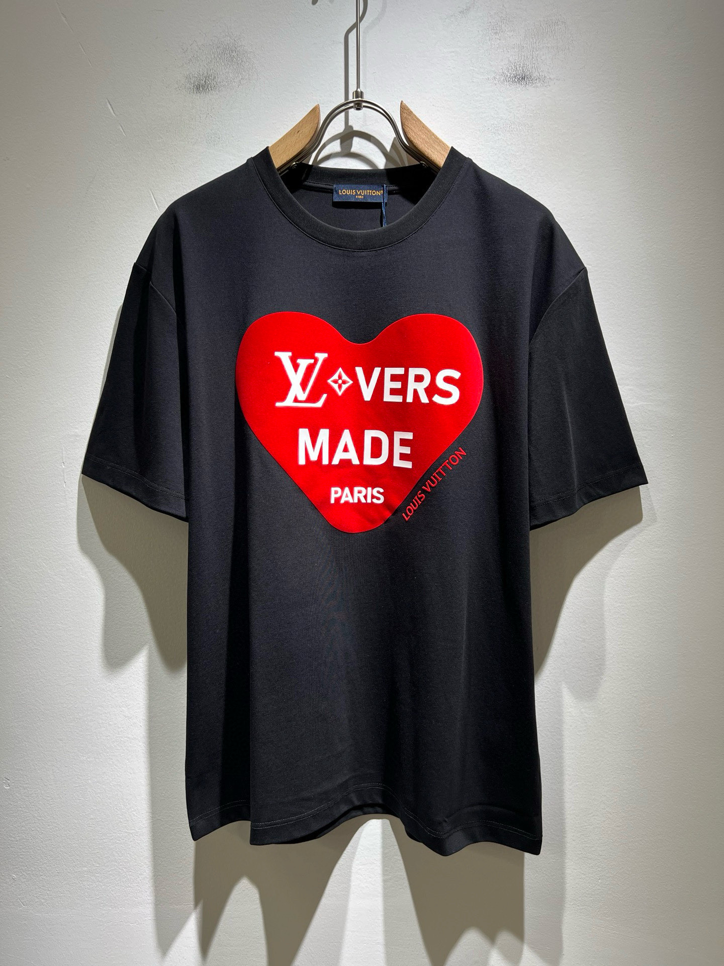 NO:491714,LouisVuitt*Louis*Deng The new series of spring and summer 2025 products are launched, a very fashionable and avant-garde short-sleeved T-shirt for men and women, with logo pattern velvet modification!  Different from the past, it declares the design concept of brand inheritance!  Its eye-catchingness is no less than any classic style, perfectly presenting the fashionable, high-end and luxurious feeling in front of the world!  Made of imported 260 grams of cotton, selected high-quality pure cotton fabrics, soft and soft to the touch, the real thing is definitely beyond your imagination, close to the body and breathable, even if you sweat profusely, you will not feel greasy or stuffy, and will bring sweating and moisture absorption to the extreme!  Size M-3XL, louis vuitton,louis vuitton,t-shirt,tees,t-shirt,alexander wang19860909LouisVuitt*路易*登 2025春夏全新系列单品上线,非常时髦前卫的一款男女同款短袖T恤,标识logo图案压绒修饰！区别于以往的不同,宣示品牌传承的设计理念！其吸睛度完全不亚于任何经典款式,将时髦高级感与奢华感完美呈现在世人眼前！客供进口260克全棉材质制成,精选优质纯棉面料,触感软糯亲肤细腻,实物到手绝对超乎你的想象,贴身无比舒适透气,即便是汗流浃背也不会有腻身及闷热感可言,将排汗吸湿性发挥到了极致！尺码M-3XL,,louis vuitton,louis vuitton,T-shirt,tees，t-shirt,alexander wang,Men's clothing