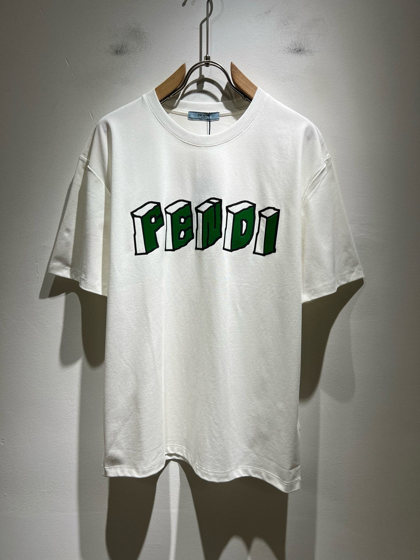 NO:491734,FEN*I FEN*Di's new spring and summer 2025 FD family FF men and women short-sleeved T-shirt, versatile and minimalist short-sleeved shirts for men and women. Original Italian orders, popular FD family items, simple and pure colors. The FD family's enduring iconic products, high-quality products with full representation and full specifications, and high-quality products that all FD fans are worth buying!  Pure Yidian channel orders, high-end and popular products from the FD family, very popular items at the moment, and iconic letter logo pattern glue-on modification!  High-end goods worth keeping and giving away to others!  It is trendy and beautiful, with a full sense of trendy atmosphere, and has a very high level and specifications. It uses a very classic black and white color combination, giving people a strong visual impact and has a very high recognition. It is top-quality exclusive pure cotton fabric, created with a soft, delicate and comfortable touch, and has a very high-end and classy appearance!  Perfectly interprets the charm of the brand and leaves a deep impression. It is more fashionable and charming. It has simple, elegant and fashionable upper body, and is even more stressful for outfits!  The inner wear alone is very delicious and beautiful scenery that cannot be ignored!  Size M-3XL, fendi,dior,T-shirt,tees,t-shirt,alexander wang19860909FEN*I 芬*迪2025春夏新款FD家族FF男女同款短袖T恤,男女同款百搭极简短袖.意大利原厂订单,FD家族人气单品,简约纯色系打造.FD家族经久不衰的标志性臻品,代表性十足,规格感十足的精品,所有FD粉丝都值得抢购的精品！纯正意代渠道订单,FD家族的高奢人气爆款产物,当下十分火爆的单品,标志性字母logo图案压胶修饰！值得自留和送人的高端货！新潮又好看,潮流气息感十足,档次规格感极高,并且采用十分经典的的黑白双色搭配,给人的视觉冲击感相当强烈,有着极高的辨识度,顶级专属纯棉面料,打造,触感柔软细腻舒适,品相相当高级有档次！完美诠释品牌魅力,给人留下深刻印象.更具时尚与韵味,上身简约大方时尚,对于穿搭更是毫无压力！单穿内搭都极有味道,不可忽视的靓丽风景线！ 尺码M-3XL,,fendi,dior,T-shirt,tees，t-shirt,alexander wang,Men's clothing