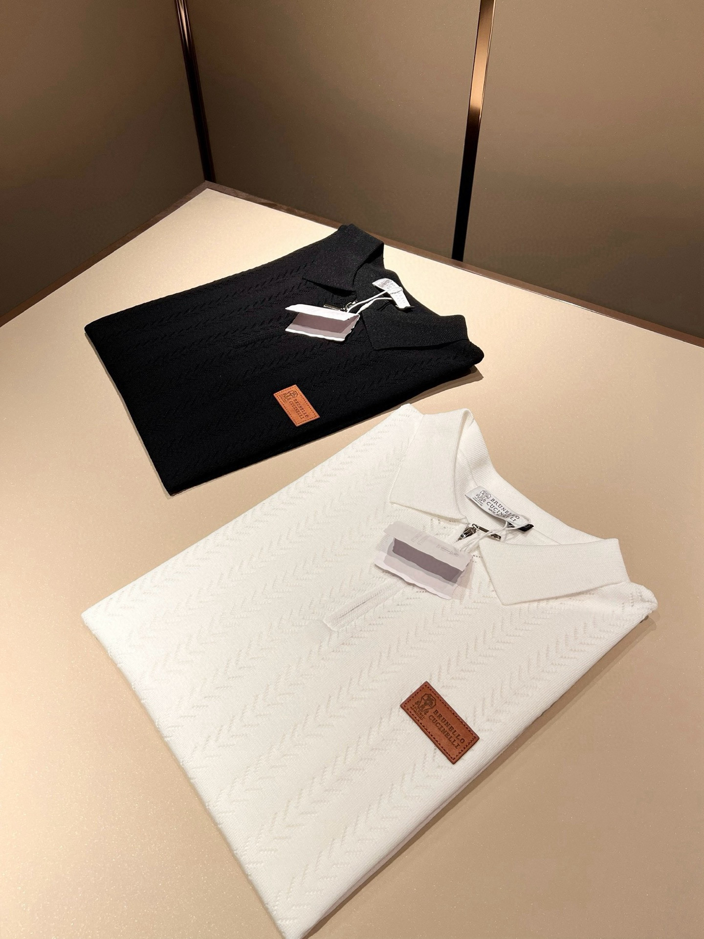 NO:496209,BC-Brunello Cucineli 2025 spring and summer new men's short-sleeved knitted Polo shirt, a fashionable and versatile item that many celebrities love to wear!  The LOGO leather on the chest is super beautiful. Friends who like classic and simple must not miss this one!  The calm and atmospheric brand style has always been favored by the upper class! It is also the best choice for fashionable items!  The upper body is so handsome, highly recommended!  !  !  In addition to its brand added value, the biggest attraction of this short sleeve is that this short sleeve has a high cost-effectiveness in terms of color and material!  Customized original exclusive knitted material design!  Environmentally friendly washing, customized fabrics, pre-shrinkage treatment to ensure a crisp style. The combed cotton fabric feels super soft and smooth and sweat-absorbing!  The wash water does not deform, the feel is comfortable and smooth, the upper body is soft and comfortable, the classic fashionable lapel design is simple and not complicated, and it is very pleasing to the eye!  Code number M-4XL, brunello cucinelli, T-shirt, alexander wang19860909BC-Brunello Cucineli 2025春夏新款男士短袖针织Polo衫,众多明星都爱穿的时尚百搭单品！胸前LOGO皮革超级好看,喜欢经典简约的朋友,一定不能错过了这款！沉稳大气的品牌风格一直以来备受上层人士的青睐!也是时尚单品的不二之选！ 上身帅到爆了,强烈推荐！！！这件短袖最大的吸引力除了他本身的品牌附加值,更加肯定的是这款短袖无论在颜色搭配还是材质上都有很高的性价比！ 定制原版专属针织材质设计！环保水洗,定制面料,预缩处理,确保版型的挺括,精梳棉面料手感超柔顺滑又吸汗！洗水不变形,手感舒适顺滑,上身柔和舒适,经典的时尚翻领设计,精简不繁,很是耐看！码数M-4XL,,brunello cucinelli,T-shirt,alexander wang,Men's clothing