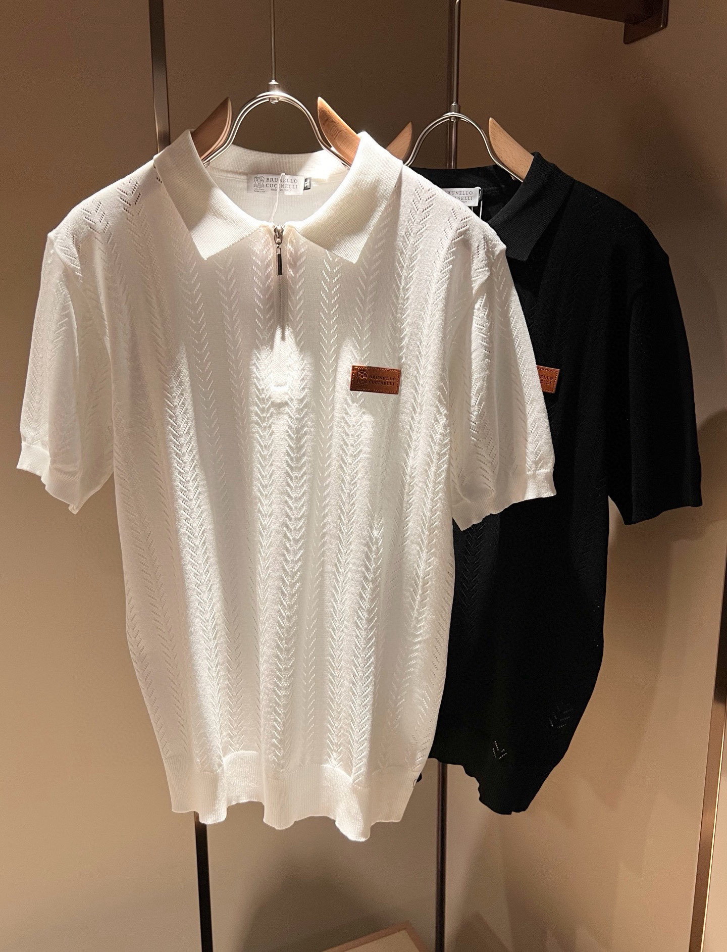 NO:491667,BC-Brunello Cucineli 2025 spring and summer new men's short-sleeved knitted Polo shirt, a fashionable and versatile item that many celebrities love to wear!  The LOGO leather on the chest is super beautiful. Friends who like classic and simple must not miss this one!  The calm and atmospheric brand style has always been favored by the upper class! It is also the best choice for fashionable items!  The upper body is so handsome, highly recommended!  !  !  In addition to its brand added value, the biggest attraction of this short sleeve is that this short sleeve has a high cost-effectiveness in terms of color and material!  Customized original exclusive knitted material design!  Environmentally friendly washing, customized fabrics, pre-shrinkage treatment to ensure a crisp style. The combed cotton fabric feels super soft and smooth and sweat-absorbing!  The wash water does not deform, the feel is comfortable and smooth, the upper body is soft and comfortable, the classic fashionable lapel design is simple and not complicated, and it is very pleasing to the eye!  Code number M-4XL, brunello cucinelli, T-shirt, alexander wang19860909BC-Brunello Cucineli 2025春夏新款男士短袖针织Polo衫,众多明星都爱穿的时尚百搭单品！胸前LOGO皮革超级好看,喜欢经典简约的朋友,一定不能错过了这款！沉稳大气的品牌风格一直以来备受上层人士的青睐!也是时尚单品的不二之选！ 上身帅到爆了,强烈推荐！！！这件短袖最大的吸引力除了他本身的品牌附加值,更加肯定的是这款短袖无论在颜色搭配还是材质上都有很高的性价比！ 定制原版专属针织材质设计！环保水洗,定制面料,预缩处理,确保版型的挺括,精梳棉面料手感超柔顺滑又吸汗！洗水不变形,手感舒适顺滑,上身柔和舒适,经典的时尚翻领设计,精简不繁,很是耐看！码数M-4XL,,brunello cucinelli,T-shirt,alexander wang,Men's clothing