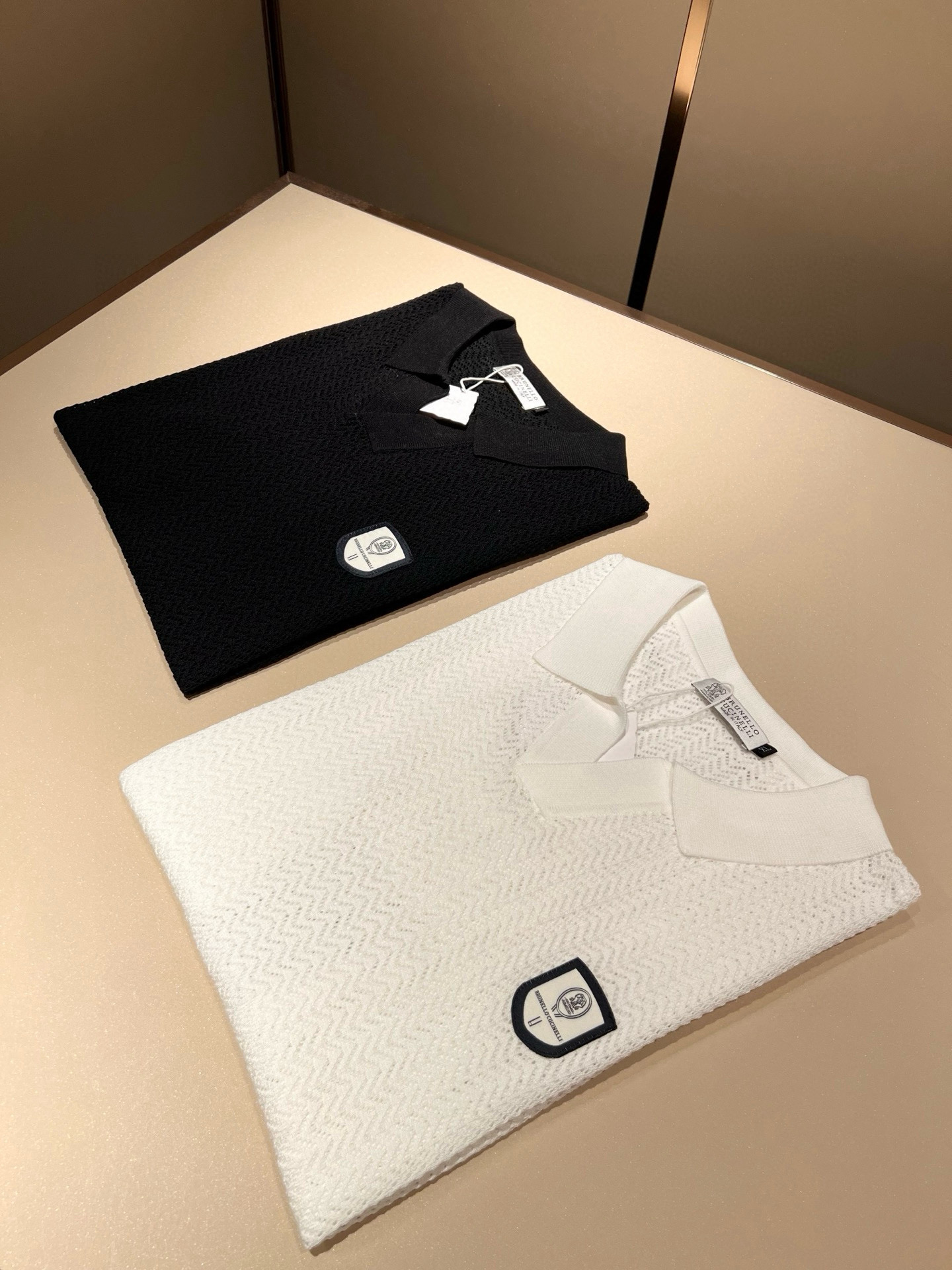 NO:491723,BC-Brunello Cucineli 2025 spring and summer new men's short-sleeved Yilit knitted Polo shirt, a fashionable and versatile item that many celebrities love to wear!  The logo on the chest is super good-looking. Friends who like classic and simple must not miss this one!  The calm and atmospheric brand style has always been favored by the upper class! It is also the best choice for fashionable items!  The upper body is so handsome, highly recommended!  !  !  In addition to its brand added value, the biggest attraction of this short sleeve is that this short sleeve has a high cost-effectiveness in terms of color and material!  Customized original exclusive Yilit knit material design!  Environmentally friendly washing, customized fabrics, pre-shrinkage treatment to ensure a crisp style. The combed cotton fabric feels super soft and smooth and sweat-absorbing!  The wash water does not deform, the feel is comfortable and smooth, the upper body is soft and comfortable, the classic fashionable lapel design is simple and not complicated, and it is very pleasing to the eye!  Code number M-4XL, brunello cucinelli, T-shirt, alexander wang19860909BC-Brunello Cucineli 2025春夏新款男士短袖伊力特针织Polo衫,众多明星都爱穿的时尚百搭单品！胸前LOGO超级好看,喜欢经典简约的朋友,一定不能错过了这款！沉稳大气的品牌风格一直以来备受上层人士的青睐!也是时尚单品的不二之选！ 上身帅到爆了,强烈推荐！！！这件短袖最大的吸引力除了他本身的品牌附加值,更加肯定的是这款短袖无论在颜色搭配还是材质上都有很高的性价比！ 定制原版专属伊力特针织材质设计！环保水洗,定制面料,预缩处理,确保版型的挺括,精梳棉面料手感超柔顺滑又吸汗！洗水不变形,手感舒适顺滑,上身柔和舒适,经典的时尚翻领设计,精简不繁,很是耐看！码数M-4XL,,brunello cucinelli,T-shirt,alexander wang,Men's clothing