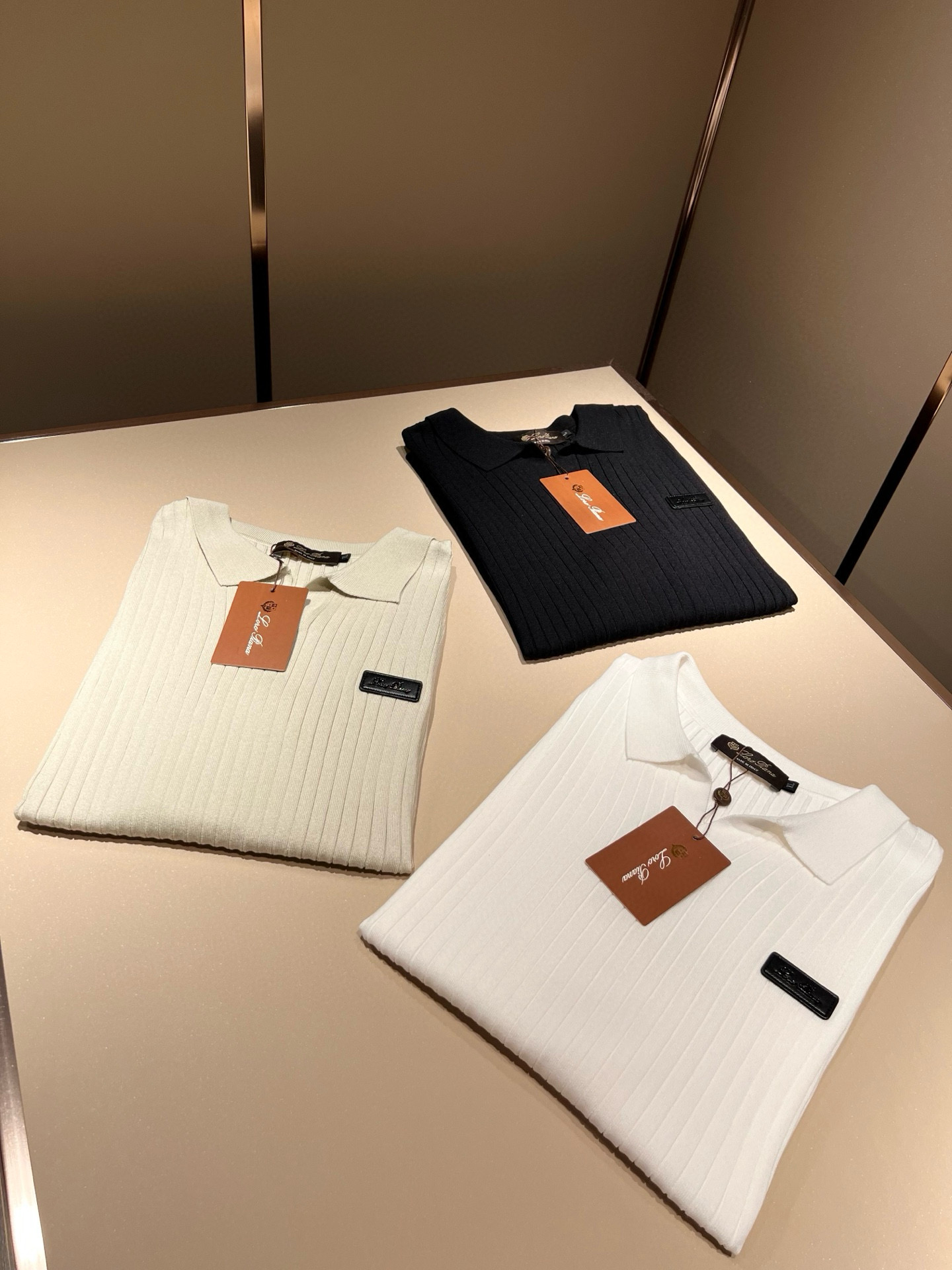 NO:496195,Loro Piana Nouyou Pianya 2025 Early Spring Men's Lapel Knitted Short Sleeve T-shirt, Full Quality!  !  The upper body is comfortable and breathable, not stiff, and the overall body has a rich three-dimensional feeling, quality export orders, and leather logo pattern design on the chest!  Customized exclusive knitted fabric tailoring to meet the simple needs of commuters for dressing. The upper body works well, looks slim and is not picky about the figure. The fabric workmanship is impeccable. Only good craftsmanship and good fabrics can make you feel good. It is a must-have item for everyone!  Size M-4XL, loro piana, T-shirt,tees, t-shirt,alexander wang19860909Loro Piana诺悠翩雅 2025早春男士最新的贸易订单翻领针织短袖T恤,全品相！！上身舒适透气,不僵硬,整体有着丰富的立体感,品质出口订单,胸前皮革logo图案设计！定制专属针织面料剪裁,满足通勤人们对于着装的简约需求,上身效果很好,显瘦,不挑剔身材.面料做工....无可挑剔,好工艺好面料才能穿出好品味一款,人手必备单品！尺码M-4XL,,loro piana,T-shirt,tees，t-shirt,alexander wang,Men's clothing