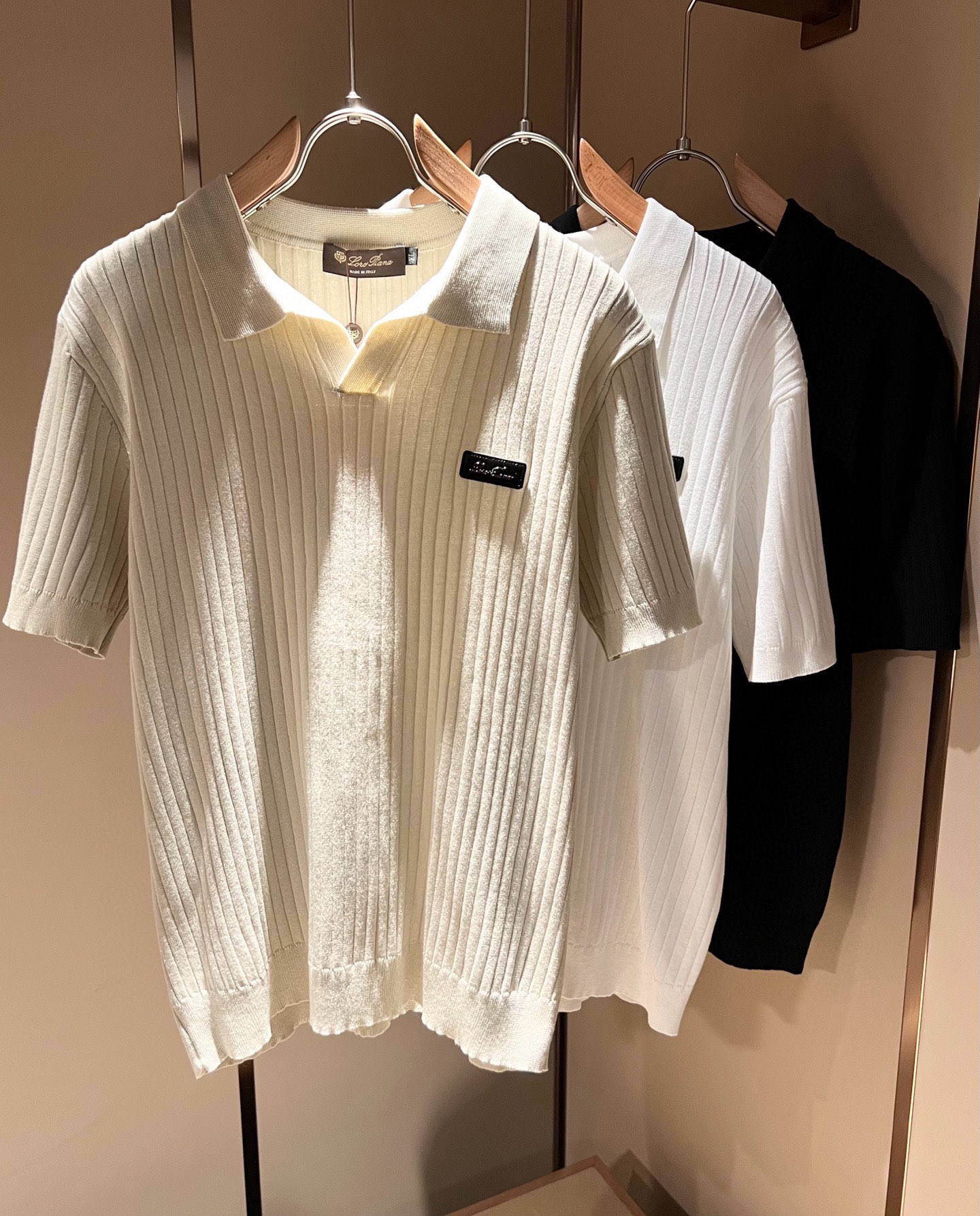 NO:491708,Loro Piana Nouyou Pianya 2025 Early Spring Men's Lapel Knitted Short Sleeve T-shirt, Full Quality!  !  The upper body is comfortable and breathable, not stiff, and the overall body has a rich three-dimensional feeling, quality export orders, and leather logo pattern design on the chest!  Customized exclusive knitted fabric tailoring to meet the simple needs of commuters for dressing. The upper body works well, looks slim and is not picky about the figure. The fabric workmanship is impeccable. Only good craftsmanship and good fabrics can make you feel good. It is a must-have item for everyone!  Size M-4XL, loro piana, T-shirt,tees, t-shirt,alexander wang19860909Loro Piana诺悠翩雅 2025早春男士最新的贸易订单翻领针织短袖T恤,全品相！！上身舒适透气,不僵硬,整体有着丰富的立体感,品质出口订单,胸前皮革logo图案设计！定制专属针织面料剪裁,满足通勤人们对于着装的简约需求,上身效果很好,显瘦,不挑剔身材.面料做工....无可挑剔,好工艺好面料才能穿出好品味一款,人手必备单品！尺码M-4XL,,loro piana,T-shirt,tees，t-shirt,alexander wang,Men's clothing