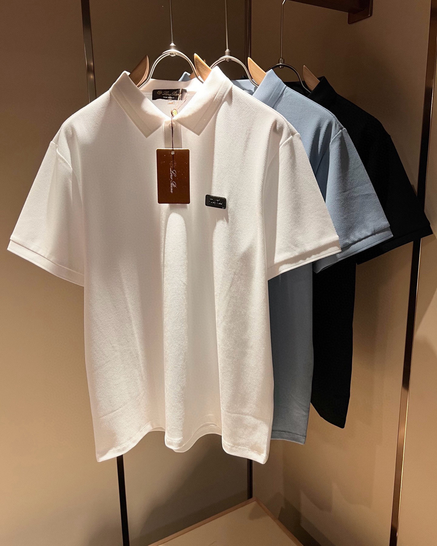 NO:491695,Loro Piana Nouyou Pianya 2025 spring and summer men's Polo shirt, the latest trade order short-sleeved T-shirt, full quality!  !  Internet celebrity style!  Designed with logo pattern leather badge!  The upper body is comfortable and breathable, not stiff, and the overall three-dimensional feeling is rich, with quality export orders, customized exclusive fabric tailoring to meet the simple needs of commuters for dressing. The upper body is very effective, it looks slim and not picky about the figure. The fabric workmanship... Improper, good craftsmanship can make you look good and tasteful, a must-have item for everyone!  Size M-4XL, loro piana, T-shirt,tees, t-shirt,alexander wang19860909Loro Piana诺悠翩雅 2025春夏男士Polo衫,最新的贸易订单短袖T恤,全品相！！网红款！采用logo图案皮革徽章设计！上身舒适透气,不僵硬,整体有着丰富的立体感,品质出口订单,定制专属面料剪裁,满足通勤人们对于着装的简约需求,上身效果很好,显瘦,不挑剔身材.面料做工....无可挑剔,好工艺好面料才能穿出好品味一款,人手必备单品！尺码M-4XL,,loro piana,T-shirt,tees，t-shirt,alexander wang,Men's clothing