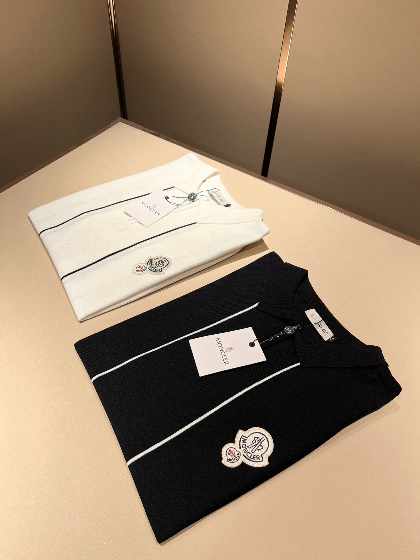 NO:496202,Moncler Mengjia's latest trade order knitted short-sleeved T-shirt in spring and summer 2025, full quality!  !  Internet celebrity style!  The craftsmanship adopts a chest badge design!  The upper body is comfortable and breathable, not stiff, and the overall body has a rich three-dimensional feeling, quality export orders, and chest logo pattern badge design!  Customized knitted fabric tailoring meets the simple needs of commuters for dressing. The upper body works well, looks slim and is not picky about the figure. The fabric workmanship is impeccable. Only good craftsmanship can make you look good and tasteful. It is a must-have item for everyone!  Size M-4XL, T-shirt,tees,t-shirt,alexander wang19860909Moncler蒙家 2025春夏最新的贸易订单针织短袖T恤,全品相！！网红款！工艺采用胸前徽章设计！上身舒适透气,不僵硬,整体有着丰富的立体感,品质出口订单,胸前logo图案徽章设计！定制针织面料剪裁,满足通勤人们对于着装的简约需求,上身效果很好,显瘦,不挑剔身材.面料做工....无可挑剔,好工艺好面料才能穿出好品味一款,人手必备单品！尺码M-4XL,,T-shirt,tees，t-shirt,alexander wang,Men's clothing