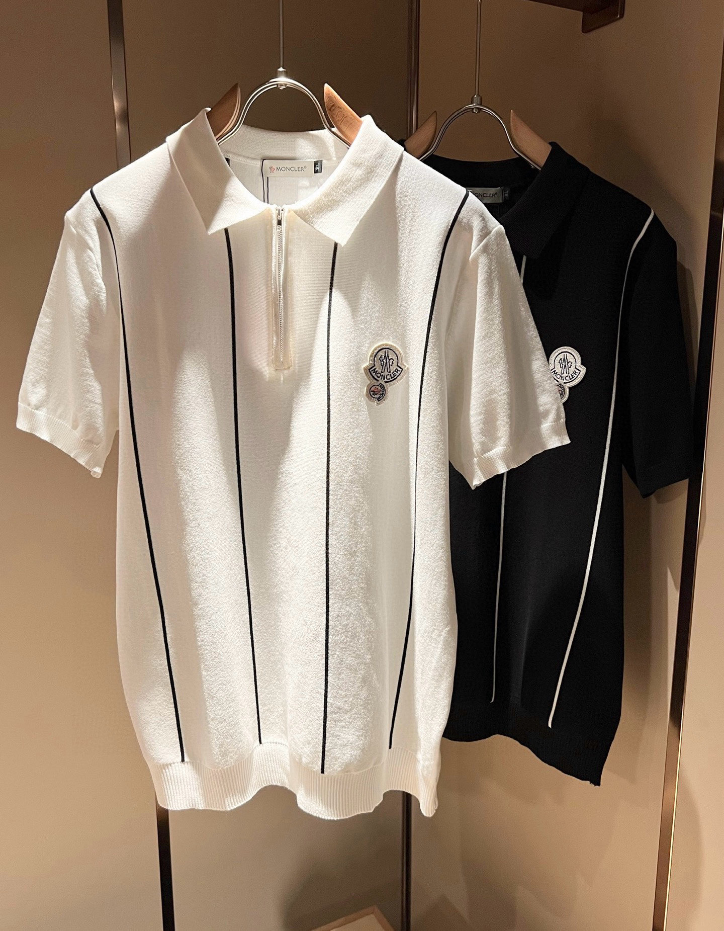 NO:491681,Moncler Mengjia's latest trade order knitted short-sleeved T-shirt in spring and summer 2025, full quality!  !  Internet celebrity style!  The craftsmanship adopts a chest badge design!  The upper body is comfortable and breathable, not stiff, and the overall body has a rich three-dimensional feeling, quality export orders, and chest logo pattern badge design!  Customized knitted fabric tailoring meets the simple needs of commuters for dressing. The upper body works well, looks slim and is not picky about the figure. The fabric workmanship is impeccable. Only good craftsmanship can make you look good and tasteful. It is a must-have item for everyone!  Size M-4XL, T-shirt,tees,t-shirt,alexander wang19860909Moncler蒙家 2025春夏最新的贸易订单针织短袖T恤,全品相！！网红款！工艺采用胸前徽章设计！上身舒适透气,不僵硬,整体有着丰富的立体感,品质出口订单,胸前logo图案徽章设计！定制针织面料剪裁,满足通勤人们对于着装的简约需求,上身效果很好,显瘦,不挑剔身材.面料做工....无可挑剔,好工艺好面料才能穿出好品味一款,人手必备单品！尺码M-4XL,,T-shirt,tees，t-shirt,alexander wang,Men's clothing