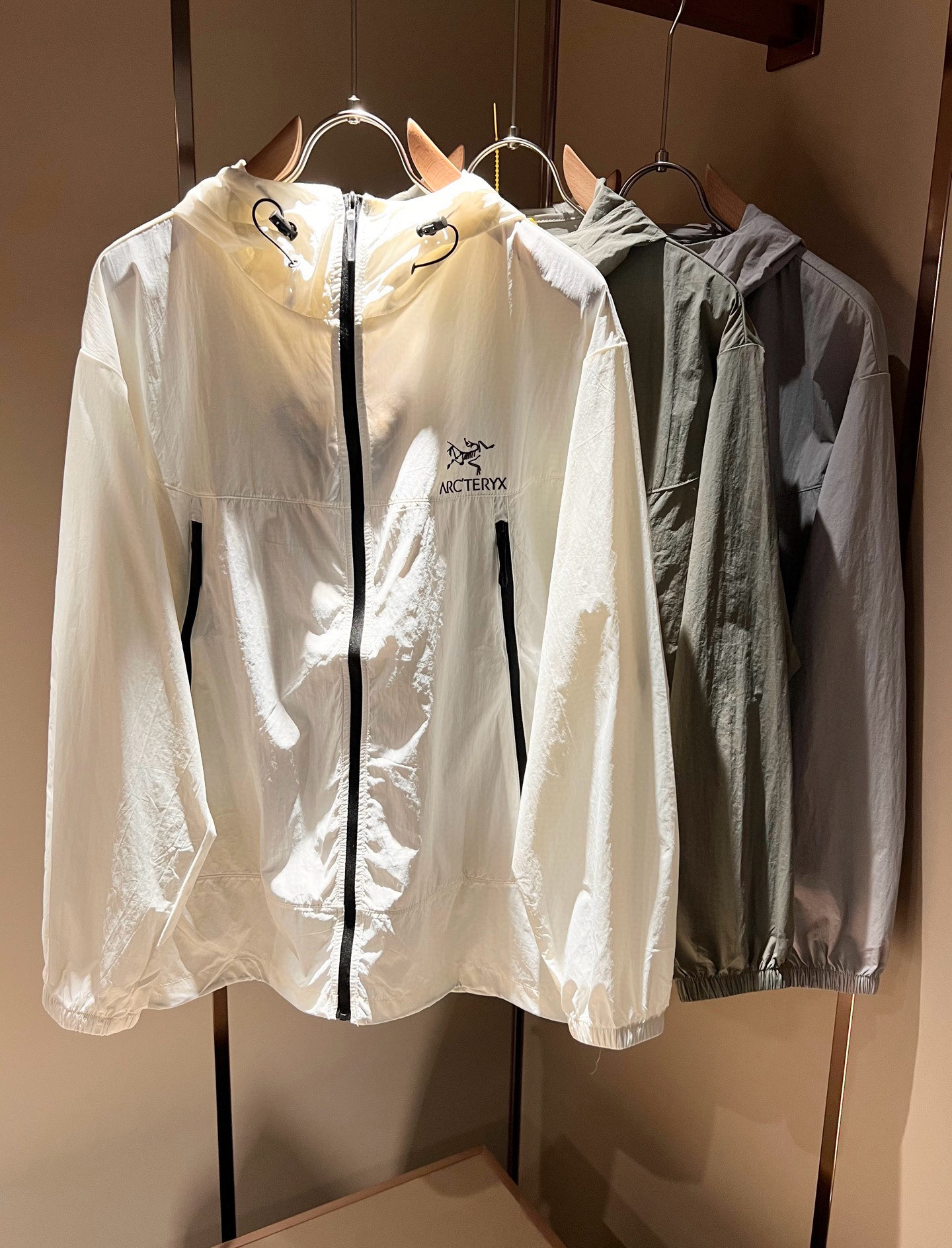 NO:491674,ARCTER*X Original Archaeological Bird 2025 spring and summer new sunscreen jacket for men and women, outdoor brands may first think of Canadian goose and Archaeological Bird. It gives people a feeling of trying out the label!  In addition to being quite accomplished in style design, the most obvious or most expert should be to have deeper and unique insights and attainments in fabrics. Through continuous structural research and problem-solving, and characterized by unique research on fabrics, these alone are enough to support it to become the first new logo brand image in the clothing manufacturing industry. This model is made of quick-drying fabric!  Through precision, the hand feels smooth and soft, and both has natural beauty and comfort. The large body style is cut cleanly and cleanly, and the fabric shows a different hazy structural beauty. It is made of exclusive mold customization. The fabric and its technology test the workers, can be smooth and smooth without wrinkles!  Chest logo pattern glue-press design!  It really tests the handmade work of every master!  It makes the overall clean and neat, without leaving any thread. Now the neutrality that pursues life is more refined in life!  Size S-2XL, arc'teryx,jackets & coats,jackets & coats,alexander wang19860909ARCTER*X始*祖鸟 2025春夏新款男女同款防晒衣夹克外套,户外品牌可能大家第一想到的就是加拿大鹅、始祖鸟.给人一种标签试的感觉！除了在款式设计上颇有造诣之外,最明显或者说最为拿手的,应该就是在面料上的拥有更深独特见解跟造诣了.通过不断地结构研究和问题处理,在以面料独特研究为特征,仅凭这些就已经足以支撑其成为服装制造行业中,首屈可数的新标志品牌形象.此款采用速干面料材质！通过精工手感细滑柔软,同时兼具自然美感跟舒适度.大身上版型裁剪简洁干净,面料上显现出了不一样朦胧的结构性美感来.独家开模定制而成,面料及其考验工人的技术,能做到平整服帖又不起皱！胸前logo图案压胶设计！真的是很考验每位师傅的手工制作！使得整体干净利索,不留一丝线头.现在对于生活有所追求的中性也在生活中更为精致！尺码S-2XL,arc'teryx,jackets & coats,jackets & coats,alexander wang,Men's clothing