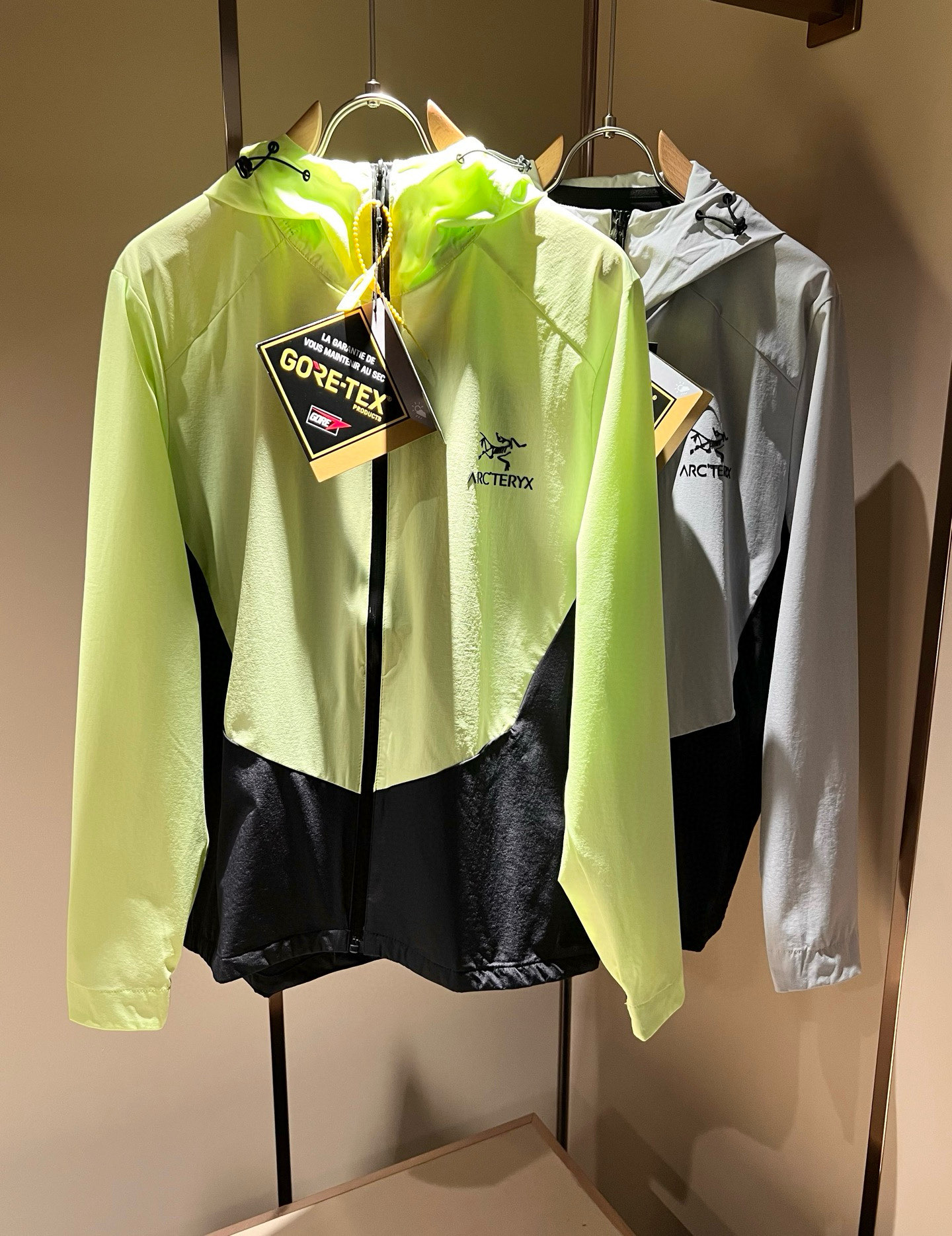 NO:491688,ARCTER*X Original Archaeological Bird 2025 spring and summer new sunscreen jacket for men and women, outdoor brands may first think of Canadian goose and Archaeological Bird. It gives people a feeling of trying out the label!  In addition to being quite accomplished in style design, the most obvious or most expert should be to have deeper and unique insights and attainments in fabrics. Through continuous structural research and problem-solving, and characterized by unique research on fabrics, these alone are enough to support it to become the first new logo brand image in the clothing manufacturing industry. This model is made of quick-drying fabric!  Through precision, the hand feels smooth and soft, and both has natural beauty and comfort. The large body style is cut cleanly and cleanly, and the fabric shows a different hazy structural beauty. It is made of exclusive mold customization. The fabric and its technology test the workers, can be smooth and smooth without wrinkles!  Chest logo pattern glue-press design!  It really tests the handmade work of every master!  It makes the overall clean and neat, without leaving any thread. Now the neutrality that pursues life is more refined in life!  Size M-3XL, arc'teryx,jackets & coats,jackets & coats,alexander wang19860909ARCTER*X始*祖鸟 2025春夏新款男女同款防晒衣夹克外套,户外品牌可能大家第一想到的就是加拿大鹅、始祖鸟.给人一种标签试的感觉！除了在款式设计上颇有造诣之外,最明显或者说最为拿手的,应该就是在面料上的拥有更深独特见解跟造诣了.通过不断地结构研究和问题处理,在以面料独特研究为特征,仅凭这些就已经足以支撑其成为服装制造行业中,首屈可数的新标志品牌形象.此款采用速干面料材质！通过精工手感细滑柔软,同时兼具自然美感跟舒适度.大身上版型裁剪简洁干净,面料上显现出了不一样朦胧的结构性美感来.独家开模定制而成,面料及其考验工人的技术,能做到平整服帖又不起皱！胸前logo图案压胶设计！真的是很考验每位师傅的手工制作！使得整体干净利索,不留一丝线头.现在对于生活有所追求的中性也在生活中更为精致！尺码M-3XL,arc'teryx,jackets & coats,jackets & coats,alexander wang,Men's clothing