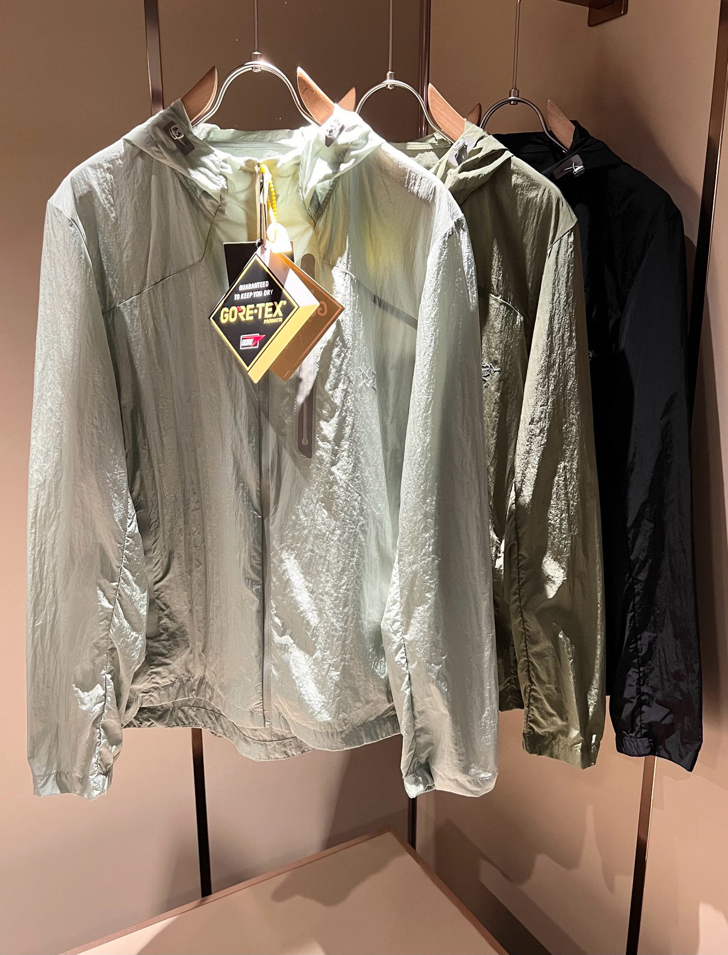 NO:491701,ARCTER*X Original Archaeological Bird 2025 spring and summer new sunscreen jacket for men and women, outdoor brands may first think of Canadian goose and Archaeological Bird. It gives people a feeling of trying out the label!  In addition to being quite accomplished in style design, the most obvious or most expert should be to have deeper and unique insights and attainments in fabrics. Through continuous structural research and problem-solving, and characterized by unique research on fabrics, these alone are enough to support it to become the first new logo brand image in the clothing manufacturing industry. This model is made of quick-drying fabric!  Through precision, the hand feels smooth and soft, and both has natural beauty and comfort. The large body style is cut cleanly and cleanly, and the fabric shows a different hazy structural beauty. It is made of exclusive mold customization. The fabric and its technology test the workers, can be smooth and smooth without wrinkles!  Chest logo pattern glue-press design!  It really tests the handmade work of every master!  It makes the overall clean and neat, without leaving any thread. Now the neutrality that pursues life is more refined in life!  Size M-3XL, arc'teryx,jackets & coats,jackets & coats,alexander wang19860909ARCTER*X始*祖鸟 2025春夏新款男女同款防晒衣夹克外套,户外品牌可能大家第一想到的就是加拿大鹅、始祖鸟.给人一种标签试的感觉！除了在款式设计上颇有造诣之外,最明显或者说最为拿手的,应该就是在面料上的拥有更深独特见解跟造诣了.通过不断地结构研究和问题处理,在以面料独特研究为特征,仅凭这些就已经足以支撑其成为服装制造行业中,首屈可数的新标志品牌形象.此款采用速干面料材质！通过精工手感细滑柔软,同时兼具自然美感跟舒适度.大身上版型裁剪简洁干净,面料上显现出了不一样朦胧的结构性美感来.独家开模定制而成,面料及其考验工人的技术,能做到平整服帖又不起皱！胸前logo图案压胶设计！真的是很考验每位师傅的手工制作！使得整体干净利索,不留一丝线头.现在对于生活有所追求的中性也在生活中更为精致！尺码M-3XL,arc'teryx,jackets & coats,jackets & coats,alexander wang,Men's clothing