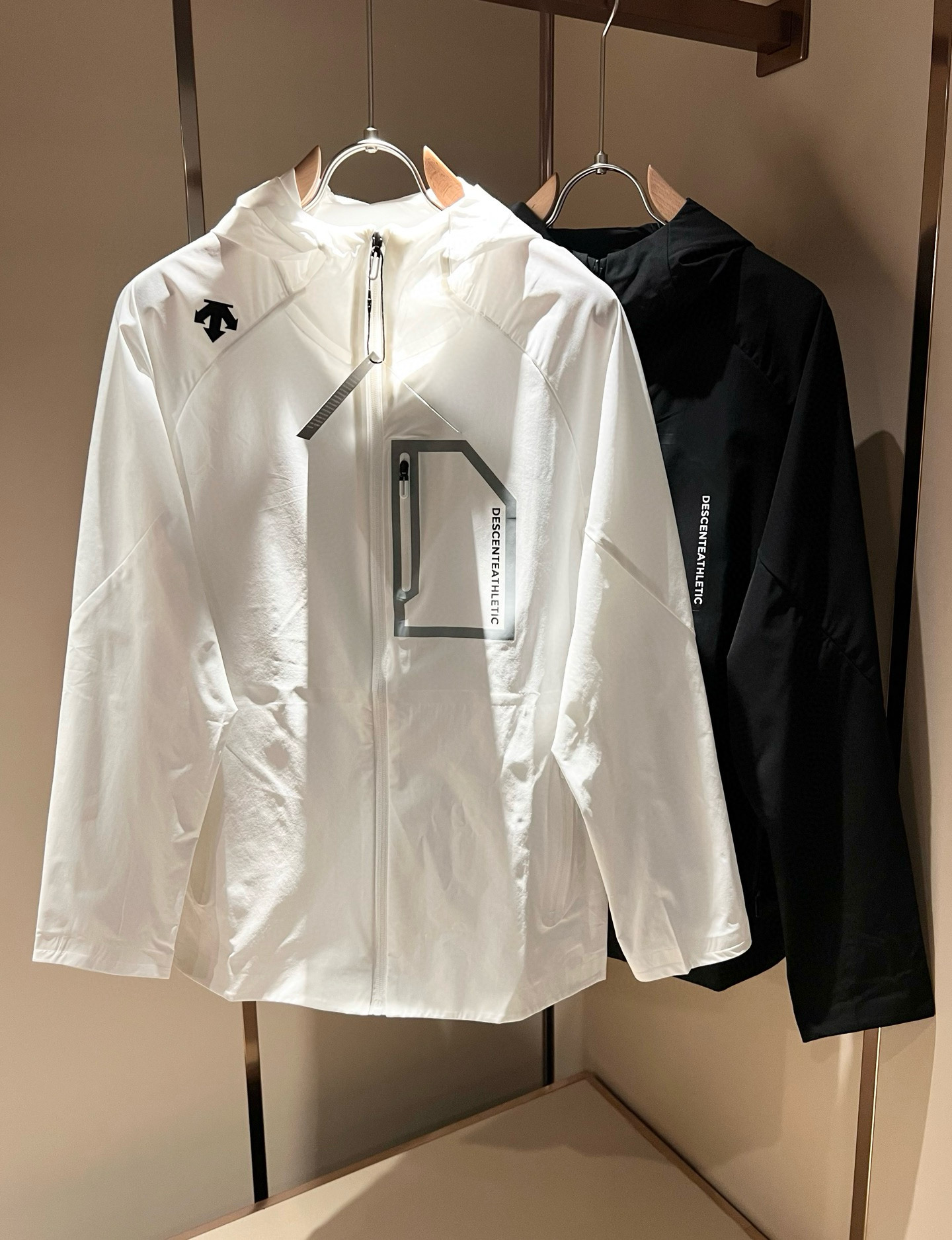 NO:491713,Desante DESCENTE 2025 spring and summer new sun protection jacket for men and women, a professional sports brand since 1935. For more than 80 years, it has always adhered to the 'Design That Moves' with the spirit of design-driven sports, integrating innovative technology with design aesthetics, and creating high-quality sports equipment in multiple professional fields such as skiing, golf, and triathlon!  The latest design elements of the brand!  In addition to being quite accomplished in style design, the most obvious or most expert should be to have deeper and unique insights and attainments in fabrics. Through continuous structural research and problem-solving, and characterized by unique research on fabrics, these alone are enough to support it to become the first new logo brand image in the clothing manufacturing industry. This model is made of quick-drying fabric!  Through precision, the hand feels smooth and soft, and both has natural beauty and comfort. The large body style is cut cleanly and cleanly, and the fabric shows a different hazy structural beauty. It is made of exclusive mold customization. The fabric and its technology test the workers, can be smooth and smooth without wrinkles!  Glue-pressing design for body logo pattern!  It really tests the handmade work of every master!  It makes the overall clean and neat, without leaving any thread. Now the neutrality that pursues life is more refined in life!  Size M-3XL, Jackets & coats, Jackets & coats, Alexander wang19860909迪桑特DESCENTE 2025春夏新款男女同款防晒服夹克外套,自1935年荣耀至今的专业运动品牌.80余年来,始终坚持“Design That Moves” 以设计驱动运动的精神,将创新科技与设计美学相融合,在滑雪、高尔夫、铁人三项等多个专业领域,打造高品质的运动装备！品牌最新设计元素！除了在款式设计上颇有造诣之外,最明显或者说最为拿手的,应该就是在面料上的拥有更深独特见解跟造诣了.通过不断地结构研究和问题处理,在以面料独特研究为特征,仅凭这些就已经足以支撑其成为服装制造行业中,首屈可数的新标志品牌形象.此款采用速干面料材质！通过精工手感细滑柔软,同时兼具自然美感跟舒适度.大身上版型裁剪简洁干净,面料上显现出了不一样朦胧的结构性美感来.独家开模定制而成,面料及其考验工人的技术,能做到平整服帖又不起皱！衣身logo图案压胶设计！真的是很考验每位师傅的手工制作！使得整体干净利索,不留一丝线头.现在对于生活有所追求的中性也在生活中更为精致！尺码M-3XL,,jackets & coats,jackets & coats,alexander wang,Men's clothing