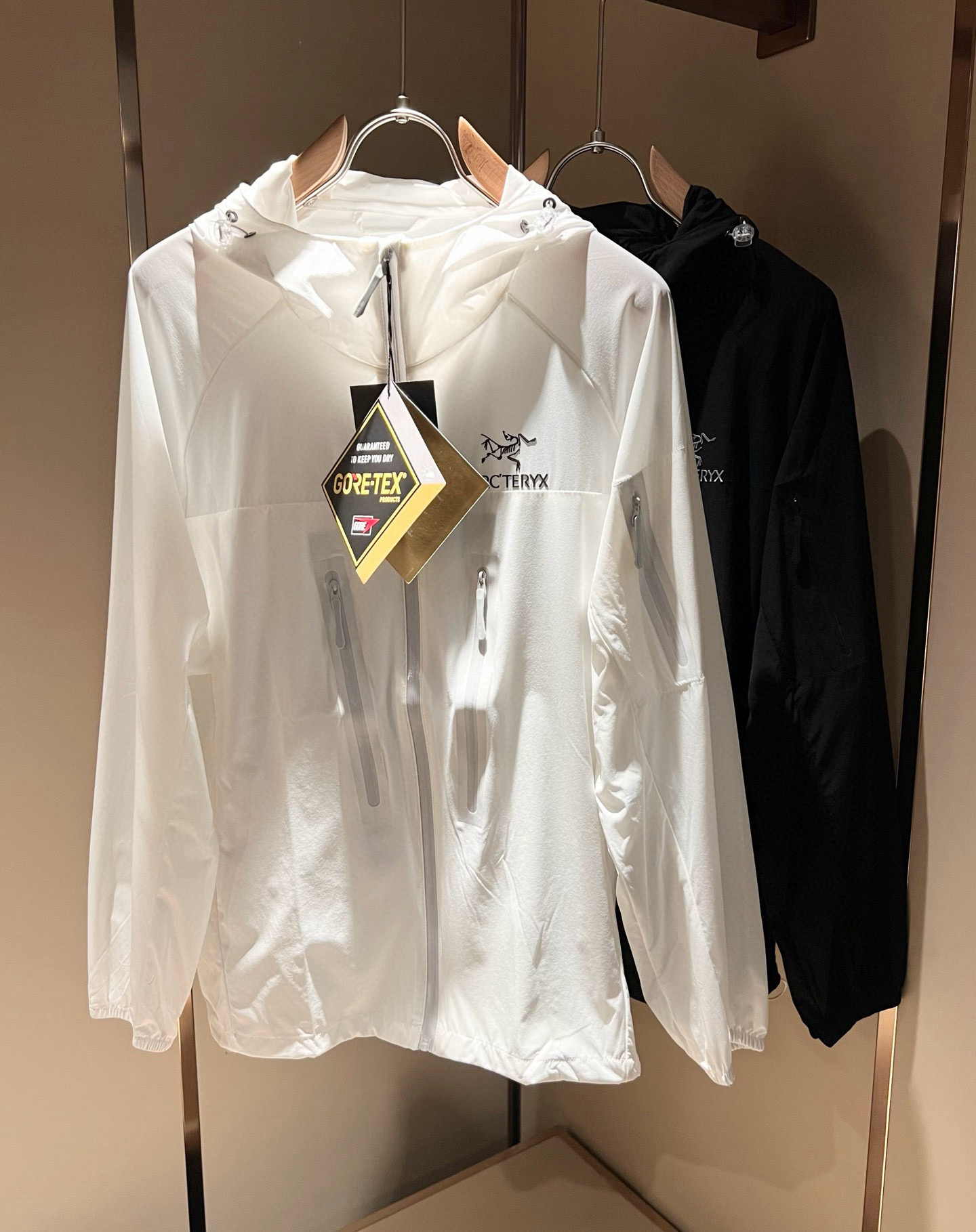 NO:491729,ARCTER*X Original Archaeological Bird 2025 spring and summer new sunscreen jacket for men and women, outdoor brands may first think of Canadian goose and Archaeological Bird. It gives people a feeling of trying out the label!  In addition to being quite accomplished in style design, the most obvious or most expert should be to have deeper and unique insights and attainments in fabrics. Through continuous structural research and problem-solving, and characterized by unique research on fabrics, these alone are enough to support it to become the first new logo brand image in the clothing manufacturing industry. This model is made of quick-drying fabric!  Through precision, the hand feels smooth and soft, and both has natural beauty and comfort. The large body style is cut cleanly and cleanly, and the fabric shows a different hazy structural beauty. It is made of exclusive mold customization. The fabric and its technology test the workers, can be smooth and smooth without wrinkles!  Chest logo pattern glue-press design!  It really tests the handmade work of every master!  It makes the overall clean and neat, without leaving any thread. Now the neutrality that pursues life is more refined in life!  Size M-3XL, arc'teryx,jackets & coats,jackets & coats,alexander wang19860909ARCTER*X始*祖鸟 2025春夏新款男女同款防晒衣夹克外套,户外品牌可能大家第一想到的就是加拿大鹅、始祖鸟.给人一种标签试的感觉！除了在款式设计上颇有造诣之外,最明显或者说最为拿手的,应该就是在面料上的拥有更深独特见解跟造诣了.通过不断地结构研究和问题处理,在以面料独特研究为特征,仅凭这些就已经足以支撑其成为服装制造行业中,首屈可数的新标志品牌形象.此款采用速干面料材质！通过精工手感细滑柔软,同时兼具自然美感跟舒适度.大身上版型裁剪简洁干净,面料上显现出了不一样朦胧的结构性美感来.独家开模定制而成,面料及其考验工人的技术,能做到平整服帖又不起皱！胸前logo图案压胶设计！真的是很考验每位师傅的手工制作！使得整体干净利索,不留一丝线头.现在对于生活有所追求的中性也在生活中更为精致！尺码M-3XL,arc'teryx,jackets & coats,jackets & coats,alexander wang,Men's clothing