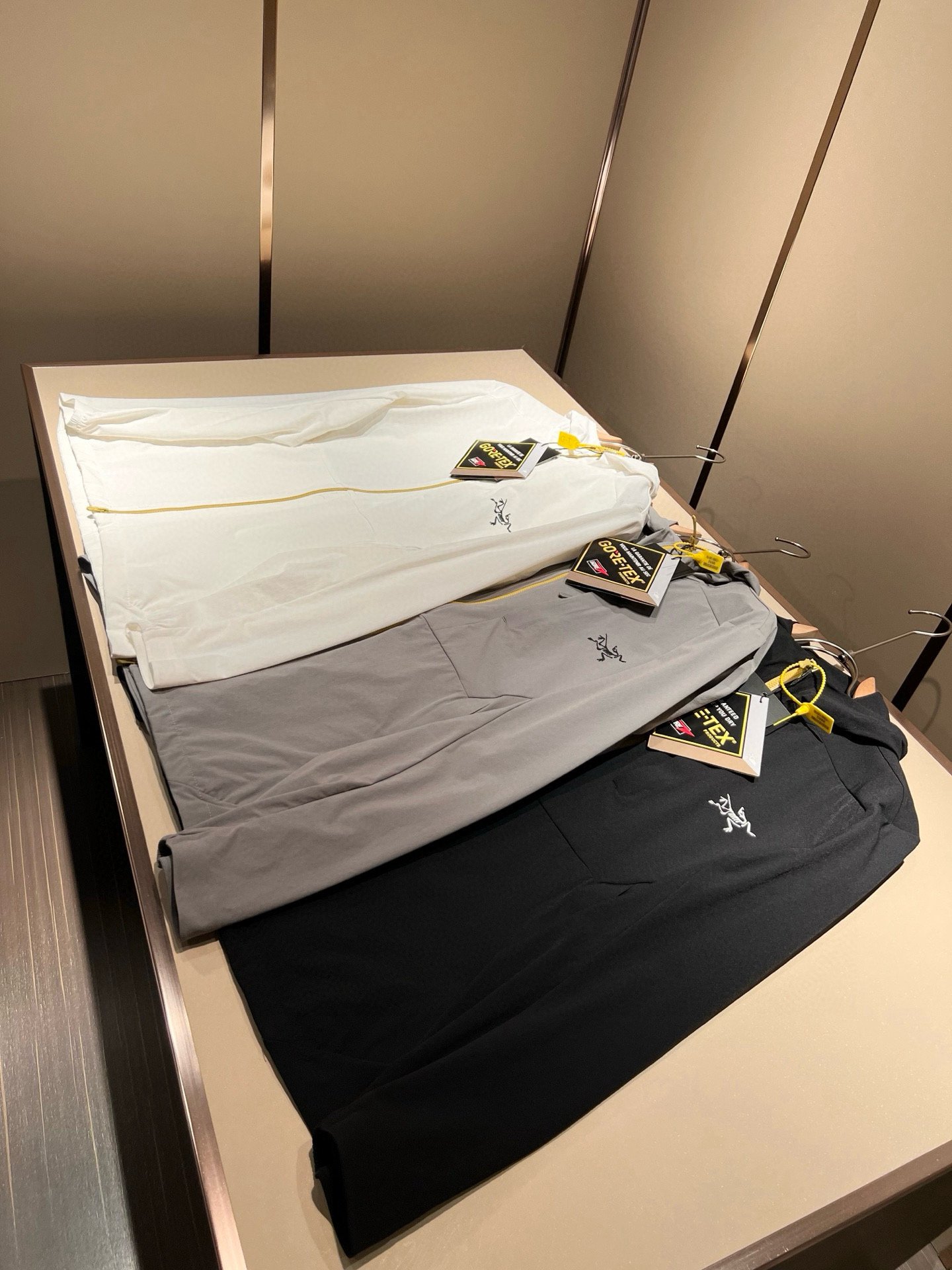 NO:491718,ARCTER*X Original Archaeological Bird 2025 spring and summer new sunscreen jacket for men and women, outdoor brands may first think of Canadian goose and Archaeological Bird. It gives people a feeling of trying out the label!  In addition to being quite accomplished in style design, the most obvious or most expert should be to have deeper and unique insights and attainments in fabrics. Through continuous structural research and problem-solving, and characterized by unique research on fabrics, these alone are enough to support it to become the first new logo brand image in the clothing manufacturing industry. This model is made of quick-drying fabric!  Through precision, the hand feels smooth and soft, and both has natural beauty and comfort. The large body style is cut cleanly and cleanly, and the fabric shows a different hazy structural beauty. It is made of exclusive mold customization. The fabric and its technology test the workers, can be smooth and smooth without wrinkles!  Chest logo pattern glue-press design!  It really tests the handmade work of every master!  It makes the overall clean and neat, without leaving any thread. Now the neutrality that pursues life is more refined in life!  Size M-3XL, arc'teryx,jackets & coats,jackets & coats,alexander wang19860909ARCTER*X始*祖鸟 2025春夏新款男女同款防晒衣夹克外套,户外品牌可能大家第一想到的就是加拿大鹅、始祖鸟.给人一种标签试的感觉！除了在款式设计上颇有造诣之外,最明显或者说最为拿手的,应该就是在面料上的拥有更深独特见解跟造诣了.通过不断地结构研究和问题处理,在以面料独特研究为特征,仅凭这些就已经足以支撑其成为服装制造行业中,首屈可数的新标志品牌形象.此款采用速干面料材质！通过精工手感细滑柔软,同时兼具自然美感跟舒适度.大身上版型裁剪简洁干净,面料上显现出了不一样朦胧的结构性美感来.独家开模定制而成,面料及其考验工人的技术,能做到平整服帖又不起皱！胸前logo图案压胶设计！真的是很考验每位师傅的手工制作！使得整体干净利索,不留一丝线头.现在对于生活有所追求的中性也在生活中更为精致！尺码M-3XL,arc'teryx,jackets & coats,jackets & coats,alexander wang,Men's clothing