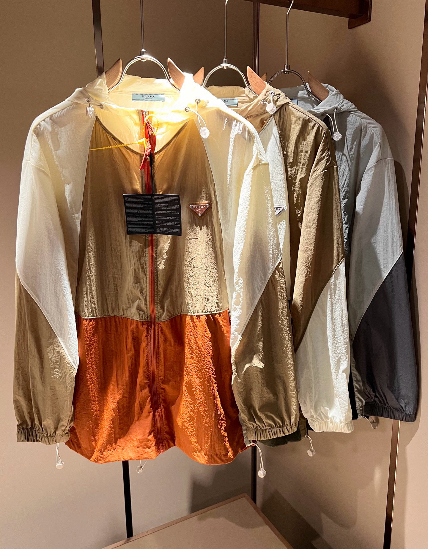 NO:491733,PRAD*A 2025 spring and summer casual sun protection jacket jacket, the latest fashionable casual zipper jacket, fashionable jacket! Trading company channels are rare and it is released on the official website. The most anticipated high-quality products of the male god are coming, making you feel what it means to be truly high and luxurious! This jacket is made of light and thin technical fabrics specially customized by P home. The surface is neat and smooth and shiny, and the texture is obvious through the screen. The upper body is comfortable, light and not stuffy. Sun protection and wind protection give you the most enjoyable wearing experience!  Exquisite logo pattern hardware design!  Perfectly enhance the overall sense of luxury and class, and you can get a high-end luxury atmosphere at a glance! Basic regular jacket style cut, versatile and simple upper body, not picky, easy to deal with various occasions and environments, is undoubtedly a must-have item for daily commuting! Size M~3XL, prada, jackets & coats, jackets & coats, alexander wang19860909PRAD*A普*达2025春夏休闲防晒衣夹克外套,最新时尚休闲拉链夹克,时尚夹克外套!贸易公司渠道稀出,同步官网发售,男神最为期待的精品狠货重磅来袭,让你感受到什么叫真正的高奢有内涵!此款夹克外套选用了P家专业定制的轻薄科技面料制成,表面整洁光滑且富有光泽,质感透过屏幕都显而易 见,上身舒适轻盈不闷热, 防晒防风给你最为享受的穿着体验！精致logo图案五金设计！完美提升了整体的奢华档次感,一眼就能Get到的高端奢华气息!基础常规的夹克版型裁剪,上身百搭简约不挑人,轻松应对各种场合与环境,属于日常通勤必备的臻品无疑!尺码M～3XL,,prada,jackets & coats,jackets & coats,alexander wang,Men's clothing