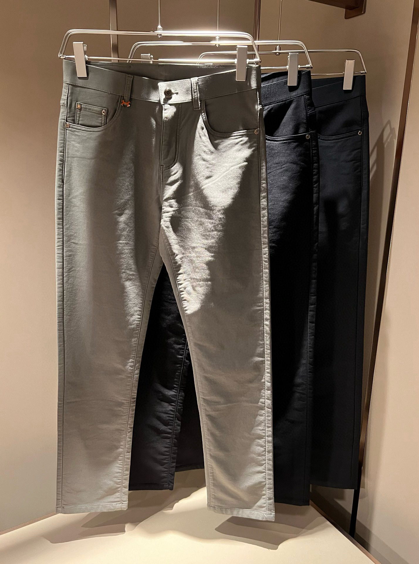 NO:495356,HERM*S AXS Spring and Summer Men's High-end Casual Pants Overseas Trading Company Channel Orders!  Men's casual slim straight-leg casual pants!  Shanghai Henglong store is on sale!  It is high-end, simple, and has exquisite craftsmanship and materials. It is very rigorous and demanding in pursuit of quality. It uses every detail to prove its brand image!  The typical essence of H-home, the very representative logo H-waist brand design!  The brand image of H's family is perfectly explained, and the signature leather brand is also quite amazing. It has built a brand leather LOGO waist brand, the fabric is perfectly transformed and sublimated, the heavy environmentally friendly plant enzyme washing process, the texture has a unique retro style, which is quite outstanding. It is recognized as a versatile and versatile color number, which can withstand the test of any season!  Well-tailed, clean, refreshing and neat!  Size 30-40 37 39,,hermes,alexander wang19860909HERM*S爱*仕 春夏男士高端休闲裤 海外贸易公司渠道订单 ！男士休闲修身直筒休闲裤！上海恒隆店在售！高级、简约,工艺和用料方面都颇为考究,对于品质的追求非常严谨和苛刻,用每一个细节来力证自身品牌形象！H家的典型精髓,极具代表性的标志H腰牌设计！将H家的品牌形象完美阐释出来,招牌式的皮牌亦颇为惊艳,构建出品牌皮革LOGO腰牌,面料得到完美蜕变和升华,重磅环保植物酵素水洗工艺,肌理有着独特的复古风格,相当出彩,公认的万能百搭色号,经得住任何季节的考验配色！剪裁精良,干净清爽且利落！尺码30-40 37 39,,hermes,alexander wang,Men's clothing