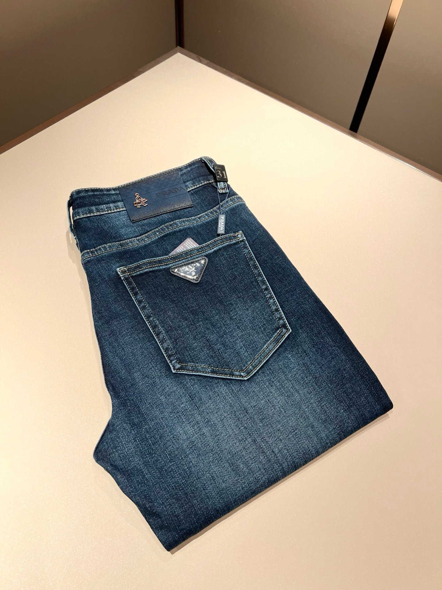 NO:495389,PRA*DA New products are available for sale in early spring!  Denim is high-end, versatile and pragmatic, and not sensational!  Limited editions in Hong Kong, Macao and Taiwan!  !  Three-dimensional cut cotton material!  The Taiwan foreign trade company undertakes the exquisite and delicate materials, which seems to be Prada's patented high-quality custom-made original hardware logo design!  Not only in the material, color and style, the life philosophy behind the design just fits the dual mentality of modern people's pursuit of personal practicality and fashion aesthetics, and achieves a perfect balance between function and aesthetics. It is not only the display of fashion trends, but also the ultimate of modern aesthetics. P's vision does not limit the indispensable components of the core value of fashion brands, another alternative to mature styles and sizes 29-40, prada, prada, alexander wang19860909PRA*DA 普拉达 早春新品发售！牛仔高级百搭实用主义不哗众取宠！港澳台地区限定款！！立体裁剪纯棉材质！台湾外贸公司承接、材质精致细腻似乎是普拉达专利品质上乘 定制原版五金logo设计！不仅在材料、颜色与款式工夫,设计背后的生活哲学正巧契合现代人追求切身实用与流行美观的双重心态,在机能与美学之间取得完美平衡,不但是时尚潮流的展现,更是现代美学的极致.P的视野并没有局限时尚品牌核心价值中不可或缺的组成部分、的另一种选择替代风格成熟、尺码29-40,,prada,prada,alexander wang,Men's clothing