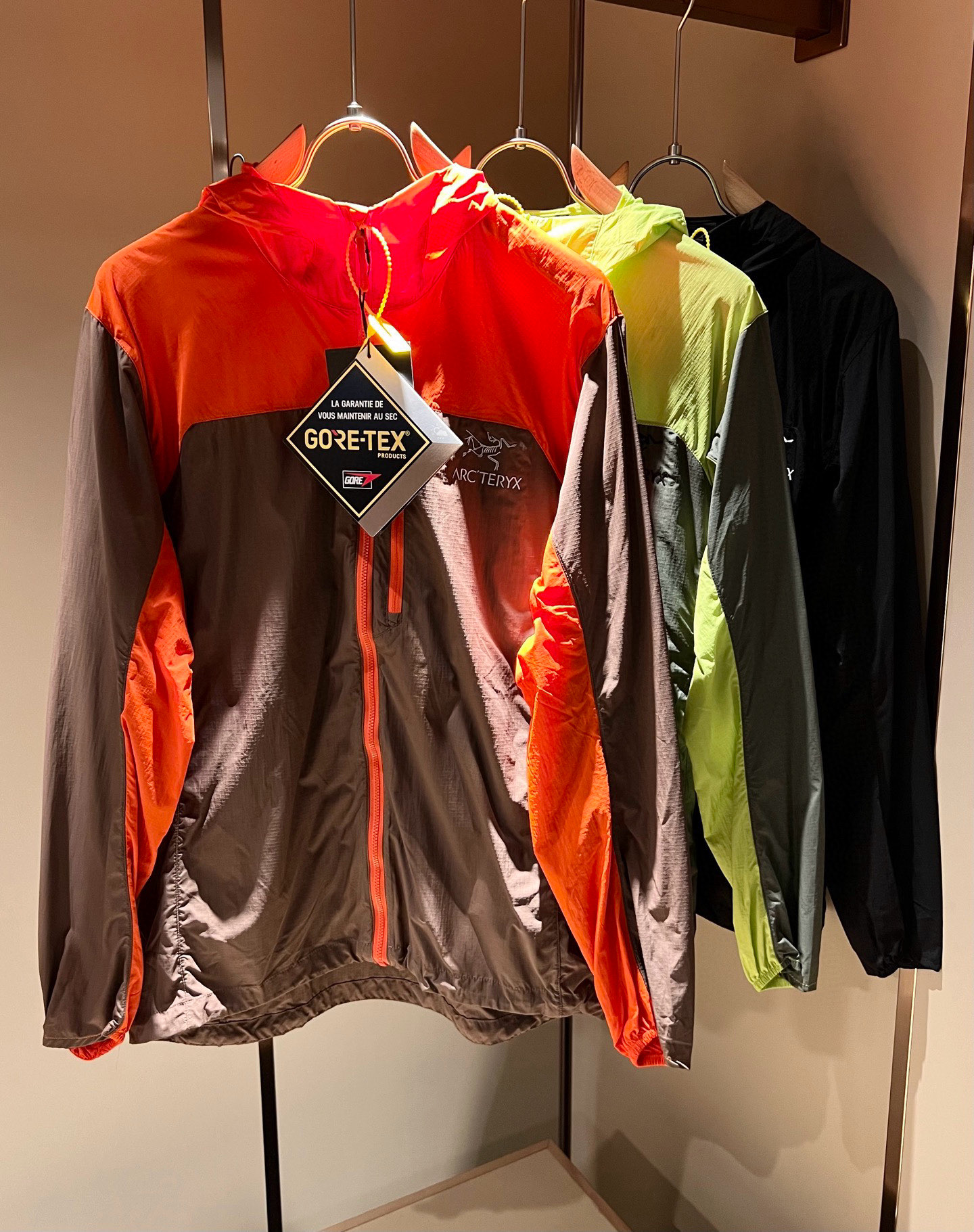 NO:495406,ARCTER*X Original Archaeological Bird, a new spring and summer style for men and women, sunscreen jackets, outdoor brands may be the first thing that comes to mind is Canadian goose and Archaeological Bird. It gives people a feeling of trying out the label!  In addition to being quite accomplished in style design, the most obvious or most expert should be to have deeper and unique insights and attainments in fabrics. Through continuous structural research and problem-solving, and characterized by unique research on fabrics, these alone are enough to support it to become the first new logo brand image in the clothing manufacturing industry. This model is made of quick-drying fabric!  Through precision, the hand feels smooth and soft, and both has natural beauty and comfort. The large body style is cut cleanly and cleanly, and the fabric shows a different hazy structural beauty. It is made of exclusive mold customization. The fabric and its technology test the workers, can be smooth and smooth without wrinkles!  Chest logo pattern glue-press design!  It really tests the handmade work of every master!  It makes the overall clean and neat, without leaving any thread. Now the neutrality that pursues life is more refined in life!  Size M-3XL, arc'teryx,jackets & coats,jackets & coats,alexander wang19860909ARCTER*X始*祖鸟 春夏新款男女同款防晒衣夹克外套,户外品牌可能大家第一想到的就是加拿大鹅、始祖鸟.给人一种标签试的感觉！除了在款式设计上颇有造诣之外,最明显或者说最为拿手的,应该就是在面料上的拥有更深独特见解跟造诣了.通过不断地结构研究和问题处理,在以面料独特研究为特征,仅凭这些就已经足以支撑其成为服装制造行业中,首屈可数的新标志品牌形象.此款采用速干面料材质！通过精工手感细滑柔软,同时兼具自然美感跟舒适度.大身上版型裁剪简洁干净,面料上显现出了不一样朦胧的结构性美感来.独家开模定制而成,面料及其考验工人的技术,能做到平整服帖又不起皱！胸前logo图案压胶设计！真的是很考验每位师傅的手工制作！使得整体干净利索,不留一丝线头.现在对于生活有所追求的中性也在生活中更为精致！尺码M-3XL,arc'teryx,jackets & coats,jackets & coats,alexander wang,Men's clothing