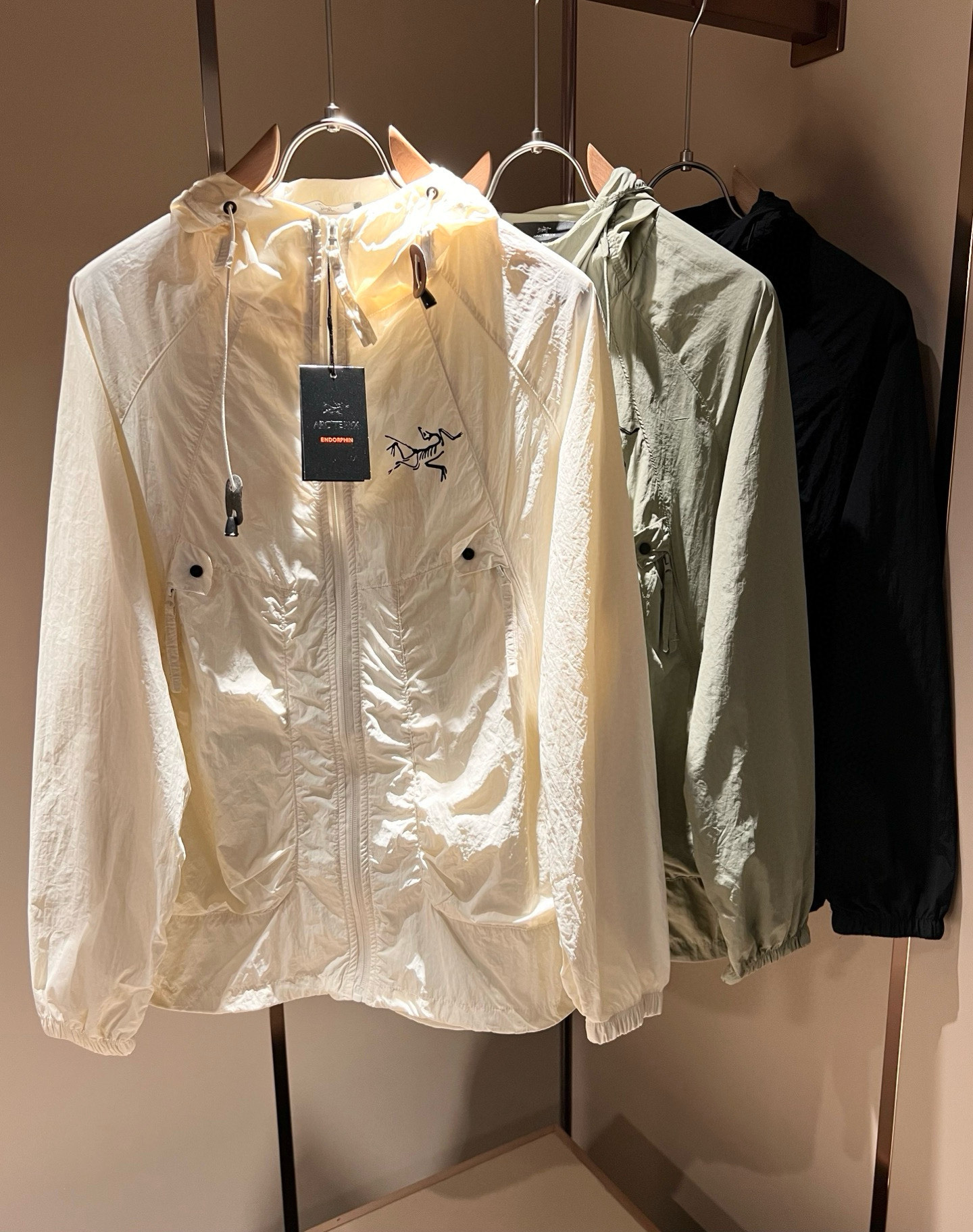 NO:495376,ARCTER*X Original Archaeological Bird, a new spring and summer style for men and women, sunscreen jackets, outdoor brands may be the first thing that comes to mind is Canadian goose and Archaeological Bird. It gives people a feeling of trying out the label!  In addition to being quite accomplished in style design, the most obvious or most expert should be to have deeper and unique insights and attainments in fabrics. Through continuous structural research and problem-solving, and characterized by unique research on fabrics, these alone are enough to support it to become the first new logo brand image in the clothing manufacturing industry. This model is made of quick-drying fabric!  Through precision, the hand feels smooth and soft, and both has natural beauty and comfort. The large body style is cut cleanly and cleanly, and the fabric shows a different hazy structural beauty. It is made of exclusive mold customization. The fabric and its technology test the workers, can be smooth and smooth without wrinkles!  Chest logo pattern velvet design!  It really tests the handmade work of every master!  It makes the overall clean and neat, without leaving any thread. Now the neutrality that pursues life is more refined in life!  Size M-3XL, arc'teryx,jackets & coats,jackets & coats,alexander wang19860909ARCTER*X始*祖鸟 春夏新款男女同款防晒衣夹克外套,户外品牌可能大家第一想到的就是加拿大鹅、始祖鸟.给人一种标签试的感觉！除了在款式设计上颇有造诣之外,最明显或者说最为拿手的,应该就是在面料上的拥有更深独特见解跟造诣了.通过不断地结构研究和问题处理,在以面料独特研究为特征,仅凭这些就已经足以支撑其成为服装制造行业中,首屈可数的新标志品牌形象.此款采用速干面料材质！通过精工手感细滑柔软,同时兼具自然美感跟舒适度.大身上版型裁剪简洁干净,面料上显现出了不一样朦胧的结构性美感来.独家开模定制而成,面料及其考验工人的技术,能做到平整服帖又不起皱！胸前logo图案压绒设计！真的是很考验每位师傅的手工制作！使得整体干净利索,不留一丝线头.现在对于生活有所追求的中性也在生活中更为精致！尺码M-3XL,arc'teryx,jackets & coats,jackets & coats,alexander wang,Men's clothing