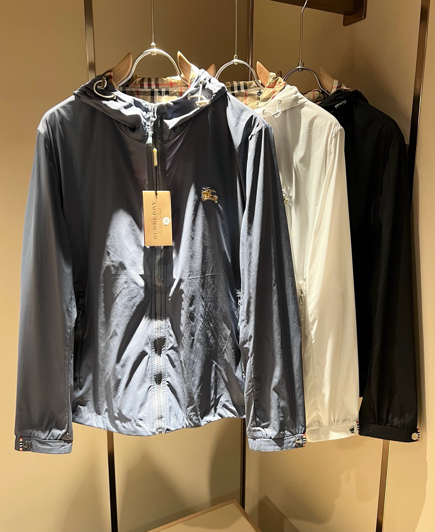 NO:495422,BURBER*Y Ba*li's new spring and summer sunscreen jacket is coming, and it is made of a popular environmentally friendly polyester fiber memory fabric recently. It is a high-end outdoor sports and leisure series, which is very popular in sports!  The latest special material developed by BUR, memory fabric, is also called memory cloth, which refers to fabrics with morphological memory functions, and sleeve logo pattern glue-pressing design!  Selling all versions on the market in seconds is not a level at all. Whether it is material, detail restoration and craftsmanship, you are not afraid of any challenges. Just to contribute wonderful products to everyone. As always, it is consistent. A style that implements the core concept of BUR tightly ties the plaid and fashion, always maintains perfection, a simple but not simple design style perfectly meets the outfit you need in daily life. Size: M-3XL, burberry, jackets & coats, jackets & coats, alexander wang19860909BURBER*Y巴*莉春夏新品防晒衣夹克外套重磅来袭,最近比较火热的环保聚酯纤维记忆面料制作而成,高端户外运动休闲系列,非常火热运动风潮！BUR最新研发的特殊材质,记忆面料也叫记忆布,是指具有形态记忆功能的面料,袖子logo图案压胶设计！秒杀市面上一切版本,只能说根本就不是一个级别的存在,不管是材质还是细节还原度以及工艺制作方面,不惧任何挑战,只为给大家奉献绝妙产物一如既往,始终如一,贯彻了BUR核心理念的一个款式将格纹与时尚紧紧的捆绑在一起,时刻保持完美,简约而不简单的的设计风格,完美的满足了你日常所需要的穿搭.尺码:M-3XL,,burberry,jackets & coats,jackets & coats,alexander wang,Men's clothing