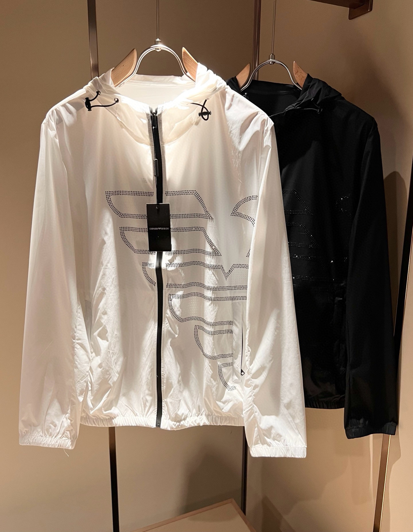 NO:495364,Arman A*ni Spring and summer new casual sunscreen jacket jacket, the latest fashionable casual zipper jacket, and fashionable hooded jacket jacket! Trading company channels are rare and it is released on the official website. The most anticipated high-quality products of the male god and goddess are coming, making you feel what it means to be truly high and luxurious and has a connotation! This jacket is made of professionally customized light and thin technological fabrics. The surface is neat and smooth and shiny. The texture is obvious through the screen. The upper body is comfortable, light and not stuffy. The windproof gives you the most enjoyable wearing experience!  Exquisite Logo patterned diamond design!  Perfectly enhance the overall sense of luxury and class, and you can get a high-end luxury atmosphere at a glance! The basic conventional hooded jacket style cut is versatile and simple, and it is easy to deal with various occasions and environments. It is undoubtedly a must-have item for daily commuting! Size M~3XL, armani, jackets & coats, jackets & coats, hats, alexander wang19860909Arman阿*尼 春夏新款休闲防晒衣夹克外套,最新时尚休闲拉链夹克,时尚连帽夹克外套!贸易公司渠道稀出,同步官网发售,男神女神最为期待的精品狠货重磅来袭,让你感受到什么叫真正的高奢有内涵!此款夹克外套选用专业定制的轻薄科技面料制成,表面整洁光滑且富有光泽,质感透过屏幕都显而易 见,上身舒适轻盈不闷热, 防风给你最为享受的穿着体验！精致Logo图案烫钻设计！完美提升了整体的奢华档次感,一眼就能Get到的高端奢华气息!基础常规的连帽夹克版型裁剪,上身百搭简约不挑人,轻松应对各种场合与环境,属于日常通勤必备的臻品无疑!尺码M～3XL,,armani,jackets & coats,jackets & coats,hats,alexander wang,Men's clothing