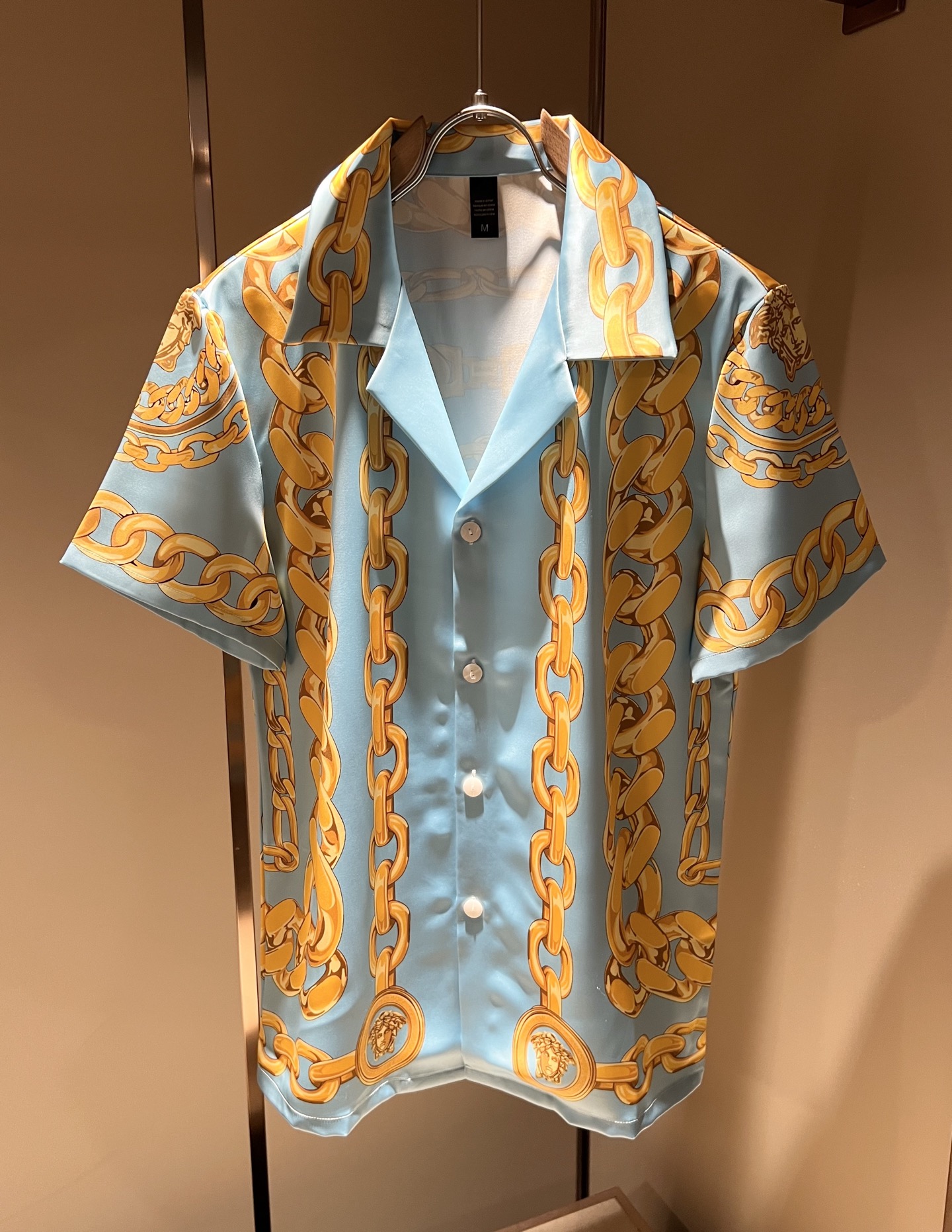 NO:499231,VERS*CE/Fan*zhe 2025 spring and summer new product original single pajama silk set VERS*CE/Fan*zhe Trading company channel product value recommendation, panoramic printed letter logo pattern decoration is extremely exquisite to highlight the gradient effect!  The heavy craftsmanship is created with a strong three-dimensional sense, and only advanced German equipment can produce it, highlighting the invincible visual luxury, with a very high craftsmanship level and a very important craftsmanship!  Customer-supplied imported silk fabrics, excellent skin-friendly, extremely perfect details, impeccable, excellent upper body effect, very eye-catching, unquestionable, excellent return rate, excellent items in the closet to improve vision, are very handsome, whether they are worn inside or alone. Size M-3XL, versace, real silk, alexander wang19860909VERS*CE/范*哲 2025春夏新品原单睡衣真丝套装VERS*CE/范*哲 贸易公司渠道 产品 值的推荐 ,全景印花字母logo图案装饰极为精致凸显渐变效果！重磅工艺打造,立体感极强,唯有德国先进设备方能制作,凸显了视觉无敌的震撼奢华,工艺水准极高,非常重工匠心！客供进口真丝面料,亲肤性绝佳,细节极致完美,无可挑剔,上身效果非常出色,非常招眼吸睛,回头率毋庸置疑,衣橱里改良视觉的绝佳单品,无论内搭还是单穿都爆帅十足.尺码M-3XL,,versace,real silk,alexander wang,Men's clothing