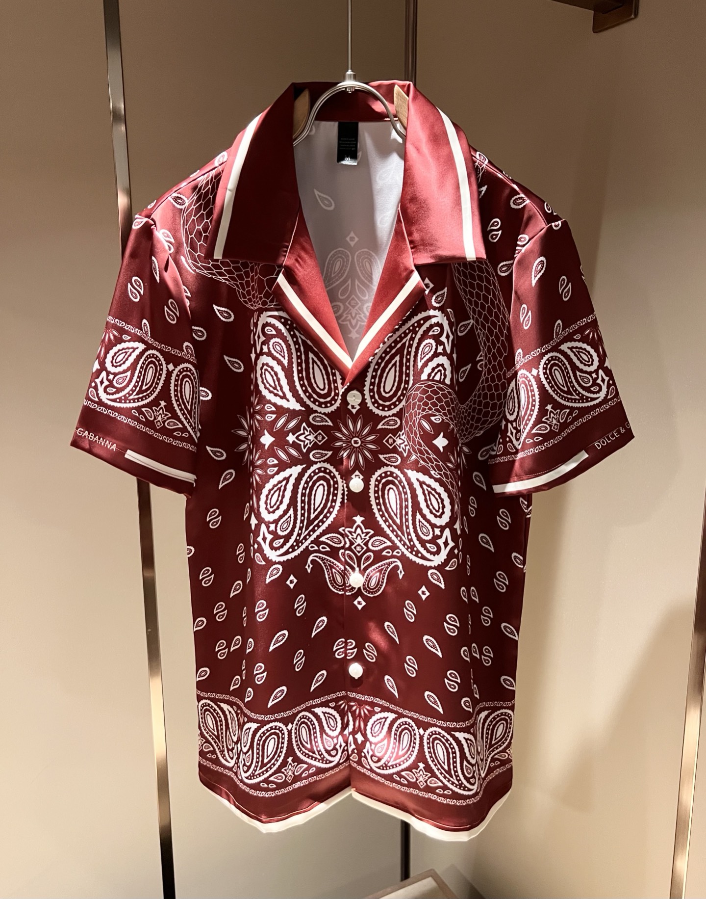 NO:499237,Dolce&Gabba*a 2025 spring and summer new men and women pajamas set, available at the same time in the counter!  Customized exclusive silk cotton fabric, with letter logo pattern printing technology design on the chest!  Simple and generous, calm and versatile, extremely high-end, perfectly integrated with fashion and style, a top fashionable style that perfectly suits the outside wear!  The overall feeling is natural!  The ultimate classic versatile short-sleeved T-shirt, the ultimate heavy industry and the ultimate perfection!  Fans who pursue high quality are please buy them by themselves, and all fans who know the goods are invited to appreciate this model together!  !  Size M-3XL, Dolce & Gabbana, Dolce & Gabbana, T-shirt,tees, t-shirt,alexander wang19860909Dolce&Gabba*a 杜嘉*纳2025春夏新款男女同款睡衣套装,专柜同步发售！定制专属丝绸棉面料,胸前字母logo图案印花工艺设计！简约大方,从容百搭,档次极高,完美融入时尚还有风情感一款完美符合外穿的顶尖时髦气质款！整体给人浑然天成的感觉！极致经典的百搭型短袖T恤,极致的重工极致的完美！追求高品质的粉丝们请自行抢购,诚邀所有识货的粉丝一同鉴赏此款！！尺码M-3XL,,Dolce&Gabbana,Dolce&Gabbana,T-shirt,tees，t-shirt,alexander wang,Men's clothing