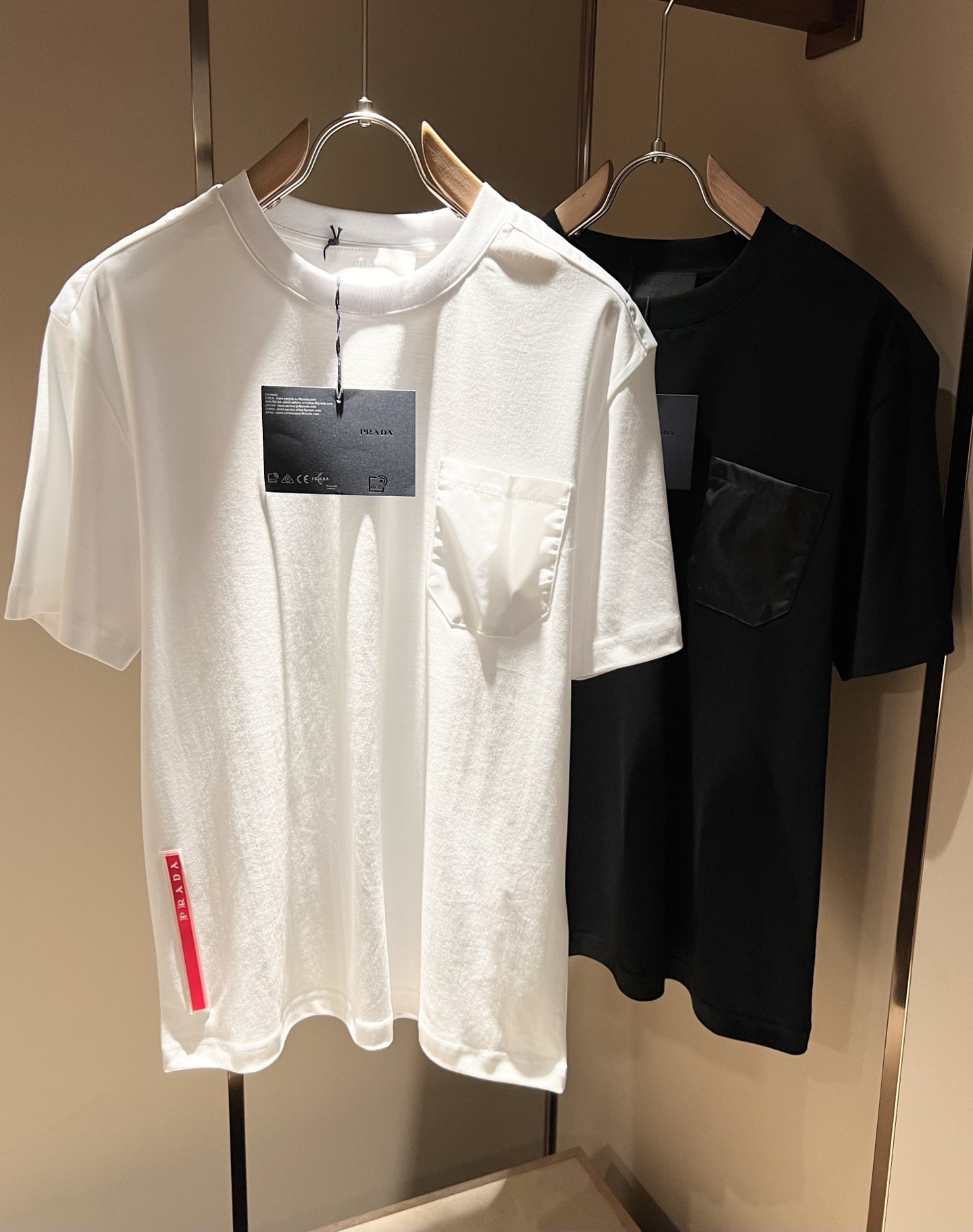 NO:495414,PRAD*A Pu*da Spring and Summer New Short-sleeved T-shirt, the latest model is exclusively available on the entire network!  !  ~ It is classic and fashionable and versatile, who doesn’t like it? It will show the classic again. It is very pleasing to the eye and comes with a low luxury halo and recognition!  Pr*da's traditional brand concept and modern advanced technology are perfectly combined. Coupled with the extremely modern and simple design, P-family exclusive logo pattern hardware design!  Customized 100% imported pure cotton fabric!  The texture of this model is quite touching, the specifications and grades are known with tentacles. The degree of delicateness and breathability are top-notch!  Size M-3XL, prada, T-shirt,tees, t-shirt,alexander wang19860909PRAD*A普*达春夏新款短袖T恤,最新款全网独家首上！！~既经典有时尚百搭,谁不爱啊,将经典再次展现,非常的耐看,自带低奢光环与辨识度！Pr*da传统的品牌理念和现代化的先进技术进行了完美结合.加上极其现代摩登风范的简约设计,p家专属logo图案五金设计！定制百分百进口纯棉面料！此款的质感相当感人 触手便知规格档次 细腻程度与透气效果堪称顶级！尺码M-3XL,,prada,T-shirt,tees，t-shirt,alexander wang,Men's clothing