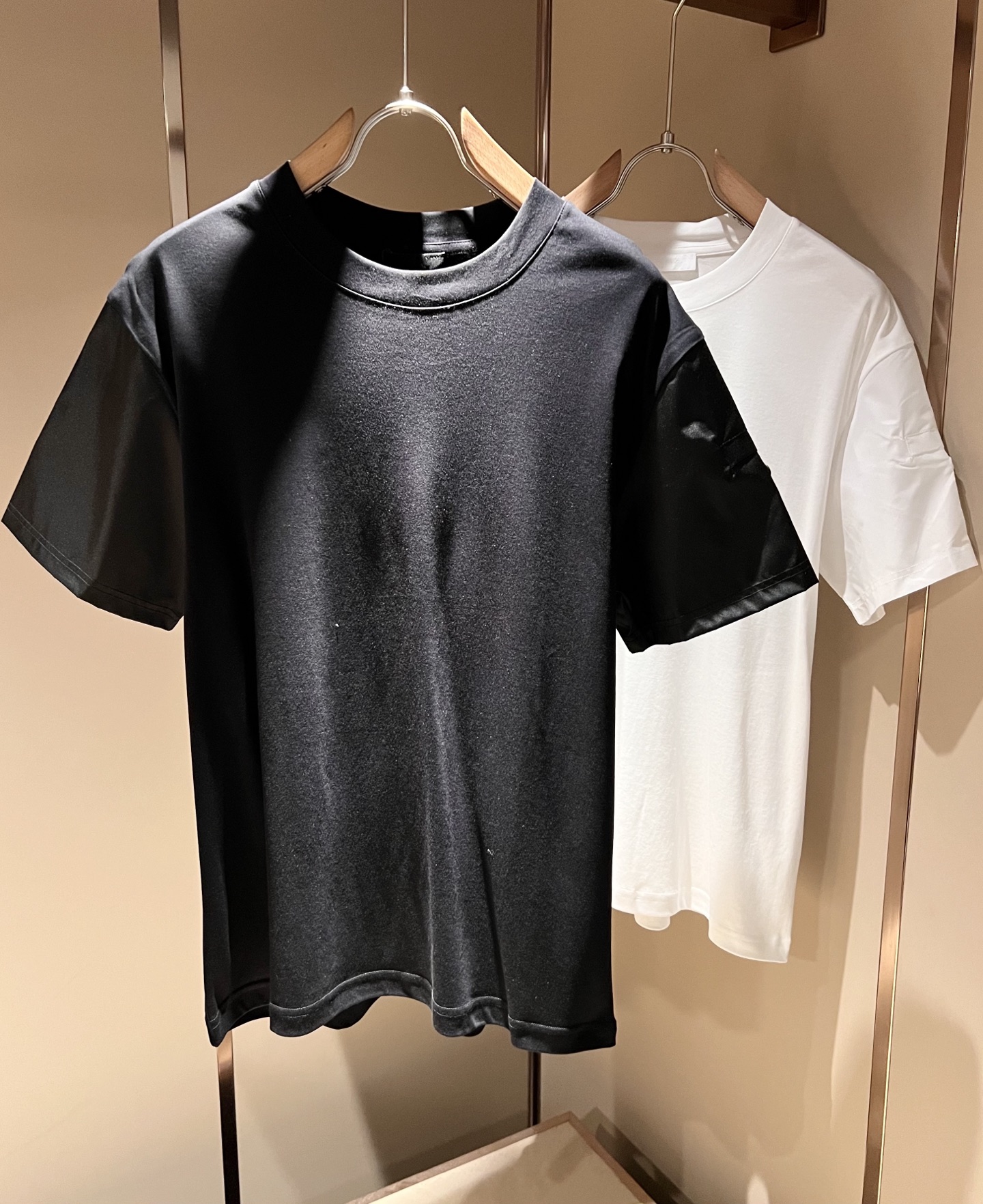 NO:495400,PRAD*A Pu*da Spring and Summer New Short-sleeved T-shirt, the latest model is exclusively available on the entire network!  !  ~ It is classic and fashionable and versatile, who doesn’t like it? It will show the classic again. It is very pleasing to the eye and comes with a low luxury halo and recognition!  Pr*da's traditional brand concept and modern advanced technology are perfectly combined. Coupled with the extremely modern and simple design, P-family exclusive logo pattern hardware design!  Customized 100% imported pure cotton fabric!  The texture of this model is quite touching, the specifications and grades are known with tentacles. The degree of delicateness and breathability are top-notch!  Size M-3XL, prada, T-shirt,tees, t-shirt,alexander wang19860909PRAD*A普*达春夏新款短袖T恤,最新款全网独家首上！！~既经典有时尚百搭,谁不爱啊,将经典再次展现,非常的耐看,自带低奢光环与辨识度！Pr*da传统的品牌理念和现代化的先进技术进行了完美结合.加上极其现代摩登风范的简约设计,p家专属logo图案五金设计！定制百分百进口纯棉面料！此款的质感相当感人 触手便知规格档次 细腻程度与透气效果堪称顶级！尺码M-3XL,,prada,T-shirt,tees，t-shirt,alexander wang,Men's clothing