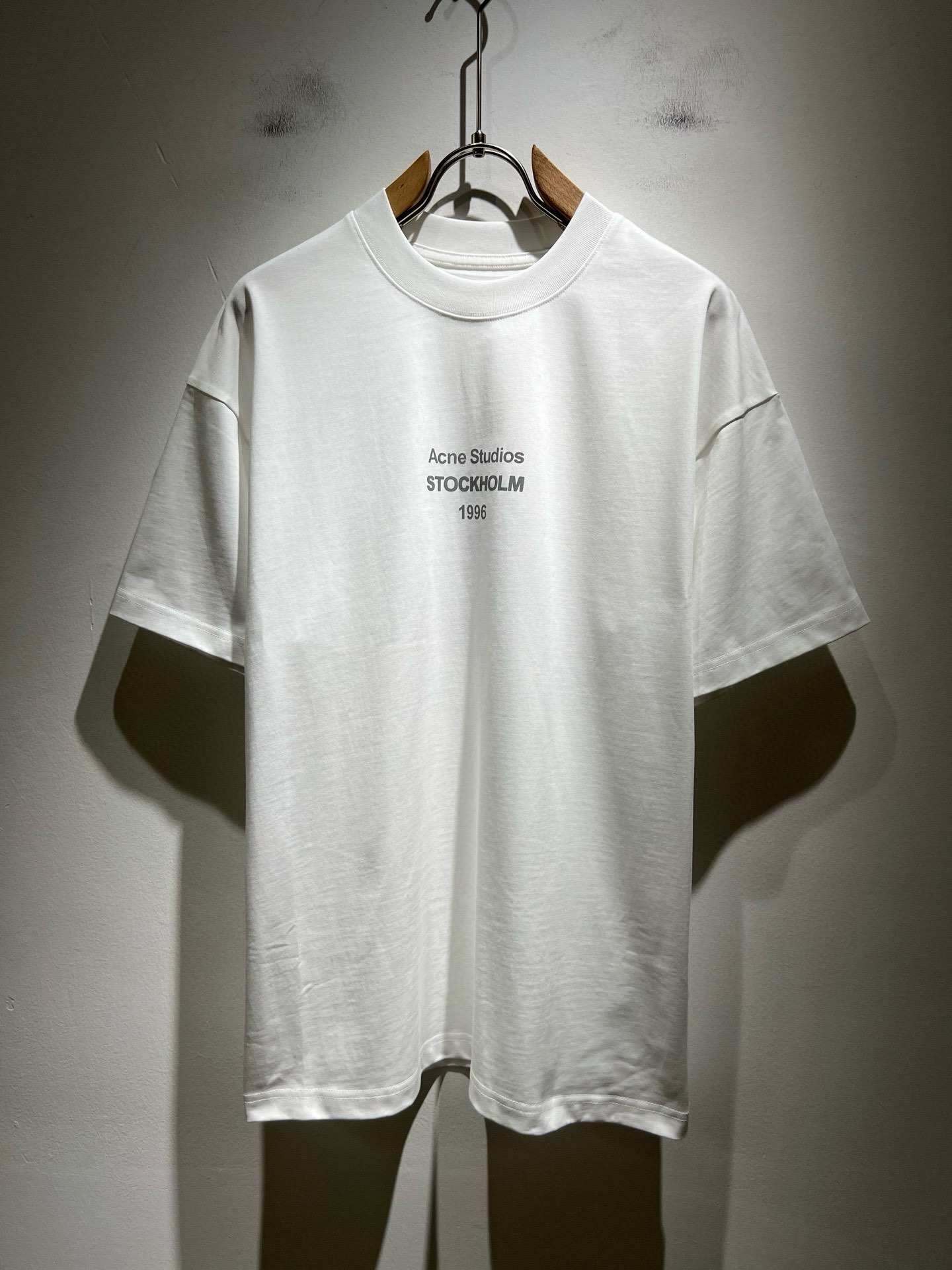 NO:495413,Acne Studio*os Spring and Summer New short-sleeved T-shirt for men and women, and the counter is available at the same time!  Customized exclusive wash water pure cotton fabric, customized original craft thread, and body design logo embossing design!  Perfectly integrated with fashion and style, a top-notch fashionable style that perfectly suits the outside wear!  The overall feeling is natural!  The ultimate classic versatile short-sleeved T-shirt, the ultimate heavy industry and the ultimate perfection!  Fans who pursue high quality are please buy them by themselves, and all fans who know the goods are invited to appreciate this model together!  Size M-3XL, acne studios, T-shirt,tees, t-shirt,alexander wang19860909Acne Studi*os春夏新款男女同款短袖T恤,专柜同步发售！定制专属洗水纯棉面料,定制原版工艺螺纹,衣身设计标识logo压胶设计！完美融入时尚还有风情感一款完美符合外穿的顶尖时髦气质款！整体给人浑然天成的感觉！极致经典的百搭型短袖T恤,极致的重工极致的完美！追求高品质的粉丝们请自行抢购,诚邀所有识货的粉丝一同鉴赏此款！尺码M-3XL,,acne studios,T-shirt,tees，t-shirt,alexander wang,Men's clothing