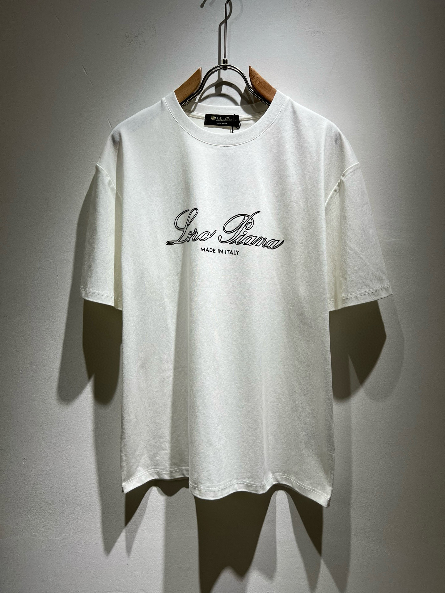 NO:495365,Loro Piana Nuoyou Pianya The latest trade order short-sleeved T-shirt for men in spring and summer, full quality!  !  Internet celebrity style!  Use logo pattern to press glue design!  The upper body is comfortable and breathable, not stiff, and the overall three-dimensional feeling is rich, with quality export orders, customized exclusive fabric tailoring to meet the simple needs of commuters for dressing. The upper body is very effective, it looks slim and not picky about the figure. The fabric workmanship... Improper, good craftsmanship can make you look good and tasteful, a must-have item for everyone!  Size M-3XL, loro piana, T-shirt,tees, t-shirt,alexander wang19860909Loro Piana诺悠翩雅 春夏男士最新的贸易订单短袖T恤,全品相！！网红款！采用logo图案压胶设计！上身舒适透气,不僵硬,整体有着丰富的立体感,品质出口订单,定制专属面料剪裁,满足通勤人们对于着装的简约需求,上身效果很好,显瘦,不挑剔身材.面料做工....无可挑剔,好工艺好面料才能穿出好品味一款,人手必备单品！尺码M-3XL,,loro piana,T-shirt,tees，t-shirt,alexander wang,Men's clothing