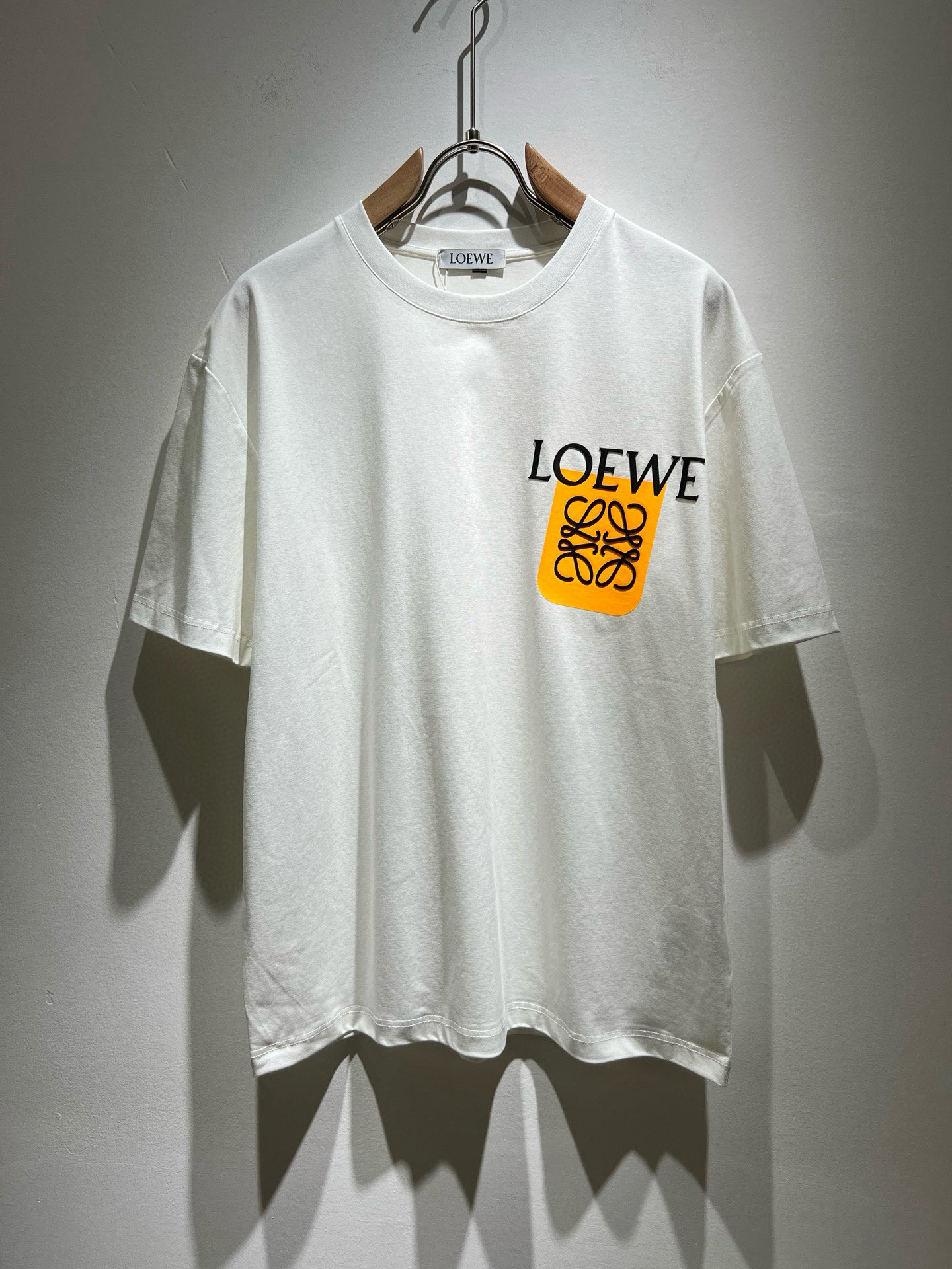 NO:495390,LOE*WE Luo*We Spring and summer new short-sleeved T-shirt for men and women, original Italian order channel, very personalized and high-end style, logo pattern offset printing technology design!  Couple pure cotton short-sleeved T-shirt!  !  The latest fashion trends and popular products are here, and it is another simple and high-end fashion item. It is a fashion product with very high-end outfit charm. It is a must-have item for fashion trends!  Original Italian manufacturer channels, special-level orders, and released at the same time as Hong Kong, Macao and Taiwan buyers. This model is also the latest popular product of Luo Yiweijia this year and the most classic product. Its specifications and grades are beyond doubt!  !  The choice is very diverse, and it can be said that this model naturally has a fresh and natural feeling, showing the brand charm and high-end feeling. The texture of this model is very good, and the heavy weight and brilliant skin-friendliness that can be seen with hands are even better, and it is a complete enjoyment of wearing!  !  Size: M-3XL, loewe, loewe, T-shirt,tees, t-shirt,alexander wang19860909LOE*WE罗*威 春夏新款男女同款短袖T恤,意大利原厂订单渠道,极具个性高级风,标志logo图案压胶印花工艺设计！情侣款纯棉短袖T恤！！最新时尚潮流人气产物驾到,又是一款简约高级的时尚单品,穿搭魅力十分高级不俗的时尚产物 ,时尚潮流必备单品！意大利原厂渠道,特供级别订单,同步港澳台买手店发布,此款也是罗意威家今年的最新人气产物,也是最经典的产物,其规格跟档次更是毋庸置疑！！ 选择极具多样化,言而喻此款自然具备那种清新自然的感觉,彰显品牌魅力与高级感,此款的质感十分的到位,用手可以感知的重磅跟出彩亲肤程度更是上佳,十足的穿着享受！！尺码: M-3XL,,loewe,loewe,T-shirt,tees，t-shirt,alexander wang,Men's clothing