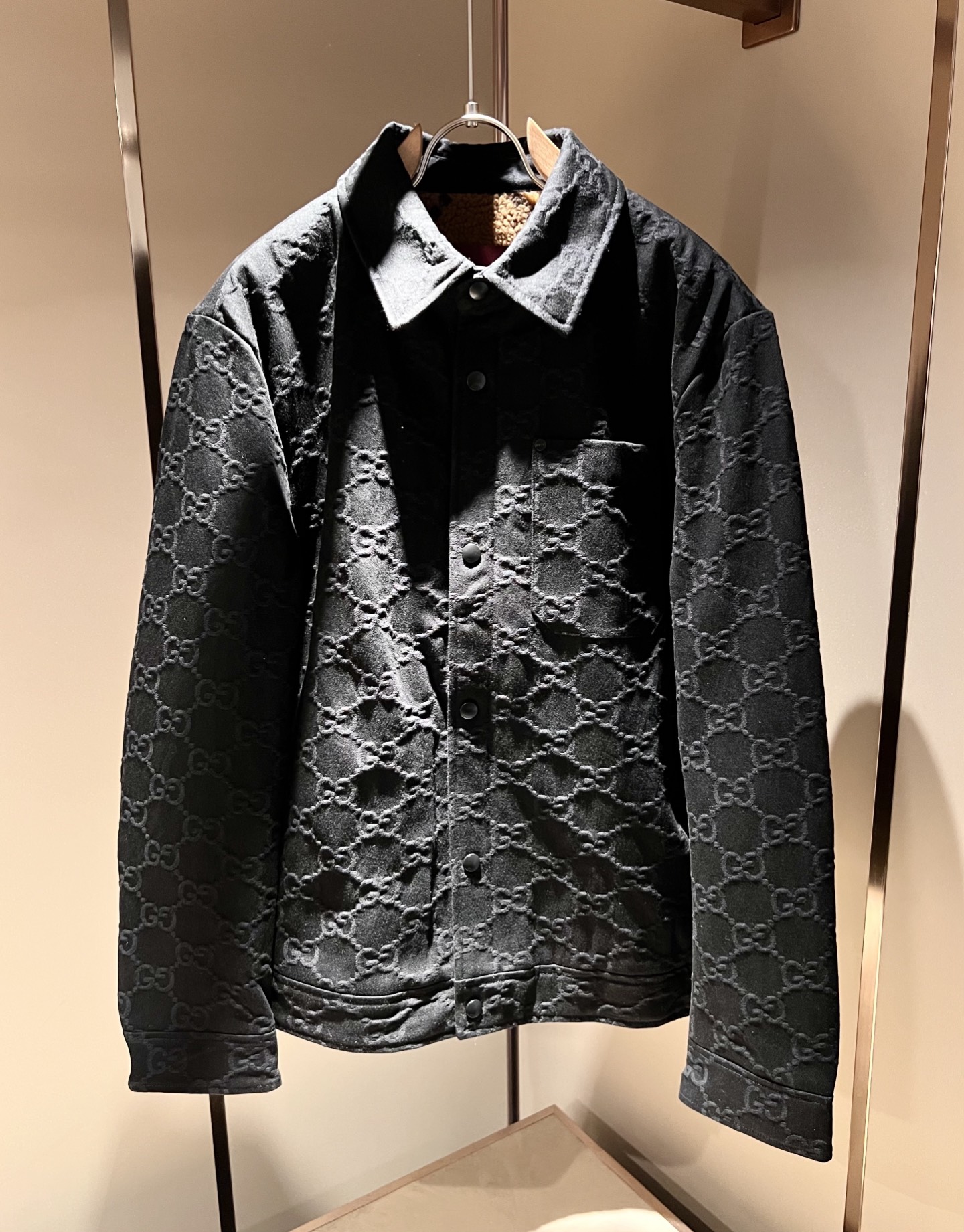 NO:499246,Gucc* Gujia 2025 Autumn and Winter Latest Series!  The same denim jackets for men and women are sold out through trading companies and are sold on the official website at the same time!  New fashion elements design!  Panoramic jacquard logo pattern design!  Injecting full vitality into the new series, we select customers to make imported denim fabrics, and the inner fleece is warm and designed!  The fabric feels skin-friendly and soft and delicate, and has an extremely comfortable and breathable wearing experience. The whole item is very eye-catching and fashionable, and is deeply loved by young people today!  The basic loose-fitting cut is suitable for matching all the styles and looks you need in your daily life!  It is recommended to wear couple outfits to go out on the street to make it more pleasing to the eye!  Size: M-3XL, gucci, gucci, jackets & coats, jackets & coats, alexander wang19860909Gucc*古家 2025秋冬最新系列！男女同款牛仔夹克外套,贸易公司渠道稀出,同步官网发售 ！ 新时尚元素设计！全景提花标志图案设计！为全新系列注入满满活力,选客供进口牛仔面料制成,内里摇粒绒保暖设计！面料手感亲肤柔软细腻,拥有着无比舒适透气性的穿着体验,整件单品极具吸睛度与时尚感,深受当下年轻人的喜爱！基础宽松的版型裁剪,不分年龄与性别的中性款式,适合搭配你日常所需的所有风格与造型！建议搭配情侣装出街会更为养眼出色！尺码:M-3XL,,gucci,gucci,jackets & coats,jackets & coats,alexander wang,Men's clothing