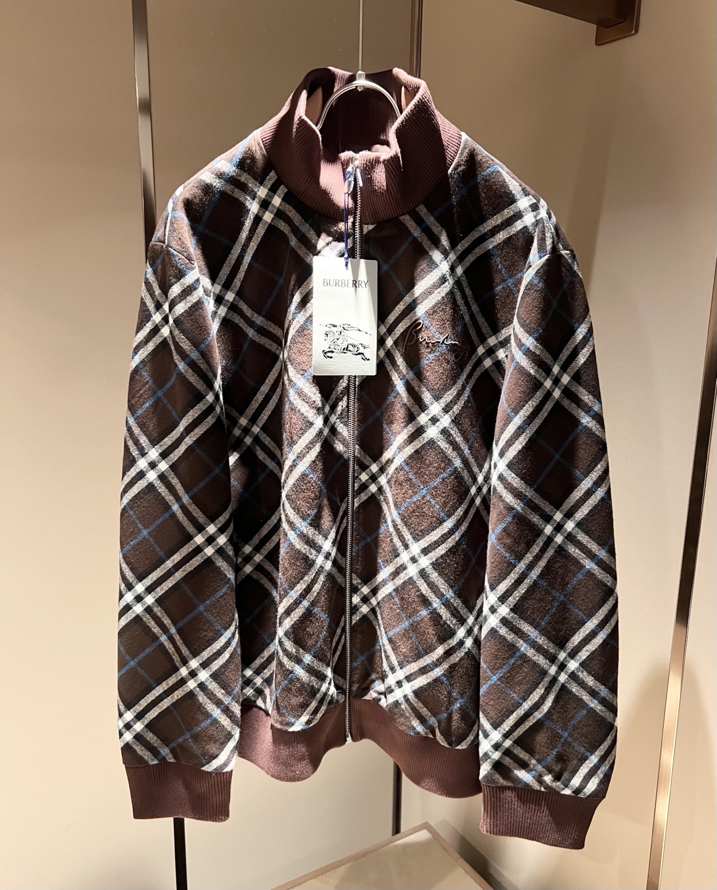 NO:499241,BURBER*Y BAR*Li’s new autumn and winter jacket is coming. It is made of hot wool fabrics recently. It is a high-end outdoor sports and leisure series, which is very popular!  The latest special material developed by BUR, memory fabric, is also called memory cloth, which refers to fabrics with morphological memory functions, and panoramic plaid pattern design!  Selling all versions on the market in seconds is not a level at all. Whether it is material, detail restoration and craftsmanship, you are not afraid of any challenges. Just to contribute wonderful products to everyone as always and consistently. A style that implements the core concept of BUR closely ties the plaid and fashion, always maintains perfection, a simple but not simple design style perfectly meets the outfit you need in daily life. Size: M-3XL, burberry, jackets & coats, jackets & coats, alexander wang19860909BURBER*Y巴*莉2025秋冬新品夹克外套重磅来袭,最近比较火热羊毛面料制作而成,高端户外运动休闲系列,非常火热运动风潮！BUR最新研发的特殊材质,记忆面料也叫记忆布,是指具有形态记忆功能的面料,全景格子图案设计！秒杀市面上一切版本,只能说根本就不是一个级别的存在,不管是材质还是细节还原度以及工艺制作方面,不惧任何挑战,只为给大家奉献绝妙产物一如既往,始终如一,贯彻了BUR 核心理念的一个款式将格纹与时尚紧紧的捆绑在一起,时刻保持完美,简约而不简单的的设计风格,完美的满足了你日常所需要的穿搭.尺码:M-3XL,,burberry,jackets & coats,jackets & coats,alexander wang,Men's clothing