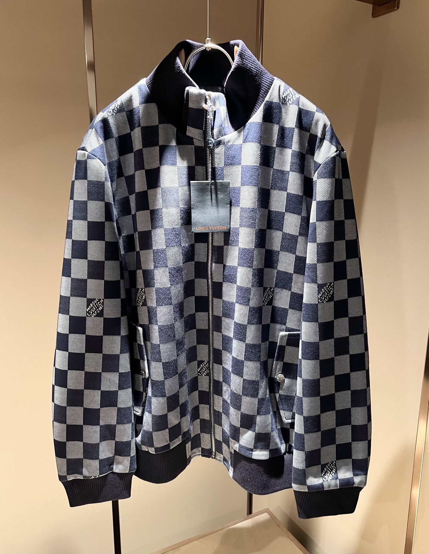 NO:499238,Louis Vuit*on 2025 autumn and winter new light luxury men and women's same jacket jacket, the new high-end of the Louis family, the details and quality are always flawless, heavy industry washing design!  Chili logo hardware pattern design!  If you don’t buy a few Louis items this spring, you are not considered a fashion expert. It interprets Louis’ iconic elements, which are really something that everyone loves. It is super soft and tough, and has excellent breathability. It comes from world-class trade-level OEM channels, with extremely rare quantity and no help after selling out. It is clean and neat. This is the special skill of the Louis family and the latest craftsmanship this quarter. The degree of meticulousness has reached the top, and the loose three-dimensional tailoring design is a unique one. It is a fusion of luxury and fashion!  Size M-3XL, louis vuitton,louis vuitton,jackets & coats,jackets & coats,alexander wang19860909Louis Vuit*on 路易*登 2025秋冬新款轻奢男女同款夹克外套,路易家族的新高端,细节品质永远的那么完美无瑕,重工洗水设计！辣椒logo五金图案设计！今年春季节没有入手几件路易你算不上时尚达人.诠释路易的标志性元素,实属人见人爱的东西.超级柔软且具有韧性,透气感也是绝佳.来自世界级贸易级别的代工厂渠道,数量极其稀少售完无补.干净俐落.这是路易家族的看家绝活也是本季度的最新工艺.细致化程度已经达到顶端了,宽松立体剪裁的版型设计堪称一绝.属于奢华与时尚的融合！尺码M-3XL,,louis vuitton,louis vuitton,jackets & coats,jackets & coats,alexander wang,Men's clothing