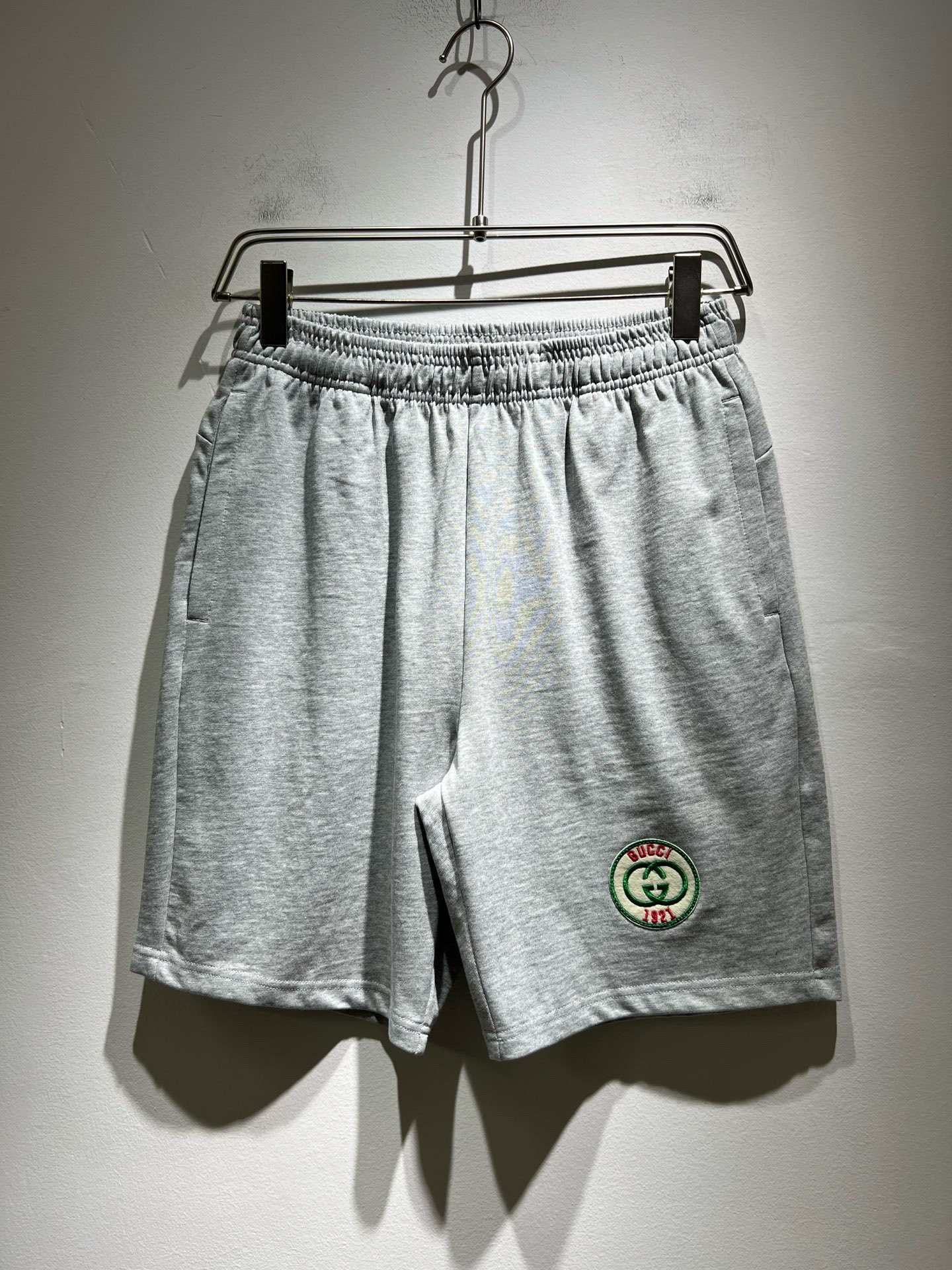 NO:499865,Gucc* Gujia 2025 Spring and Summer latest series of basic round necks for men and women, casual shorts for men and women, the same style for men and women!  Trading companies have sparse channels and are released on the official website at the same time!  New fashion elements design!  Letter logo pattern embroidery design!  Injecting full vitality into the new series, this T-shirt is carefully selected for imported pure cotton fabrics. The fabric feels skin-friendly and soft and delicate, and has an extremely comfortable and breathable wearing experience. The whole item is very eye-catching and fashionable, and is deeply loved by young people today!  Basic loose fitting cut, neutral style regardless of age or gender, suitable for matching all the styles and looks you need in your daily life!  It is recommended to wear couple outfits to go out on the street to make it more pleasing to the eye!  Size: S-2XL, gucci, gucci, shorts, tees, t-shirt, alexander wang19860909Gucc*古家 2025春夏最新系列基础圆领男女同款休闲短裤,男女同款！贸易公司渠道稀出,同步官网发售 ！ 新时尚元素设计！字母logo图案刺绣设计！为全新系列注入满满活力,这款T恤衫用心甄选客供进口纯棉面料制成,面料手感亲肤柔软细腻,拥有着无比舒适透气性的穿着体验,整件单品极具吸睛度与时尚感,深受当下年轻人的喜爱！基础宽松版型裁剪,不分年龄与性别的中性款式,适合搭配你日常所需的所有风格与造型！建议搭配情侣装出街会更为养眼出色！尺码:S-2XL,,gucci,gucci,shorts,tees，t-shirt,alexander wang,Men's clothing