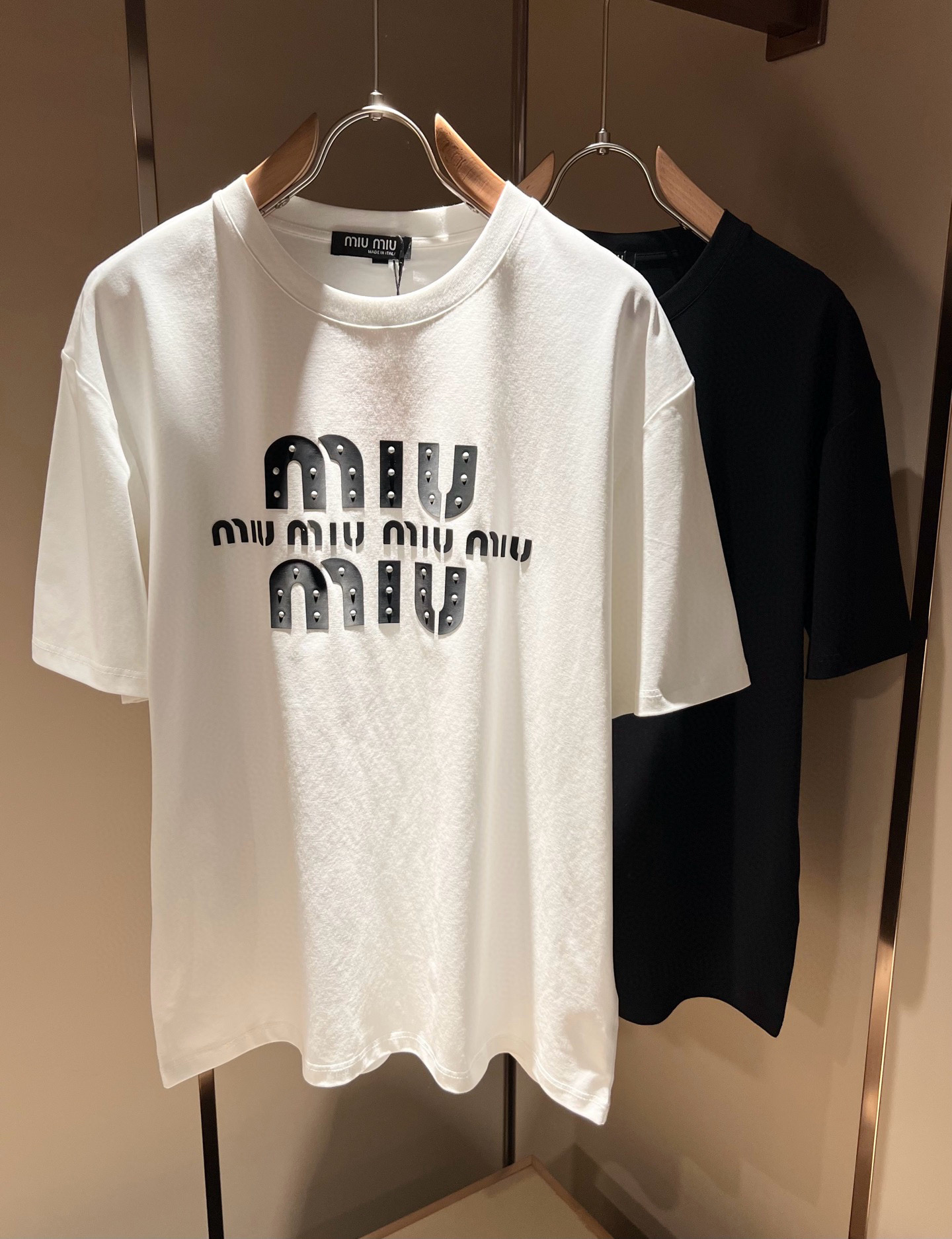 NO:499830,MIUMIU Miserable 2025 Spring and Summer New Men and Women's Same Short-sleeved T-shirt, the latest brand design elements!  Neither monotonous nor complicated, it shows taste just right!  Customer-supplied top-level glue press logo design!  Comfortable, sweat-absorbing and breathable, the unique high-end fabric presents a simple and elegant temperament!  Logo print design on the chest!  Full three-dimensional! Standard cutting design!  Every detail is a synchronized with high-end fashion. Size: M-3XL, miumiu, T-shirt, tees, t-shirt, alexander wang19860909MIUMIU 谬谬2025春夏新款男女同款短袖T恤,品牌最新设计元素！既不单调也不复杂,恰到好处的展现品味！客供顶级压胶logo设计！舒适吸汗透气根本不在话下,面料独具的高奢感呈现简约优雅气质！胸前logo印花设计！饱满立体!标准裁剪设计！每一处细节都是与高端时尚同步的体现.尺码:M-3XL,,miumiu,T-shirt,tees，t-shirt,alexander wang,Men's clothing
