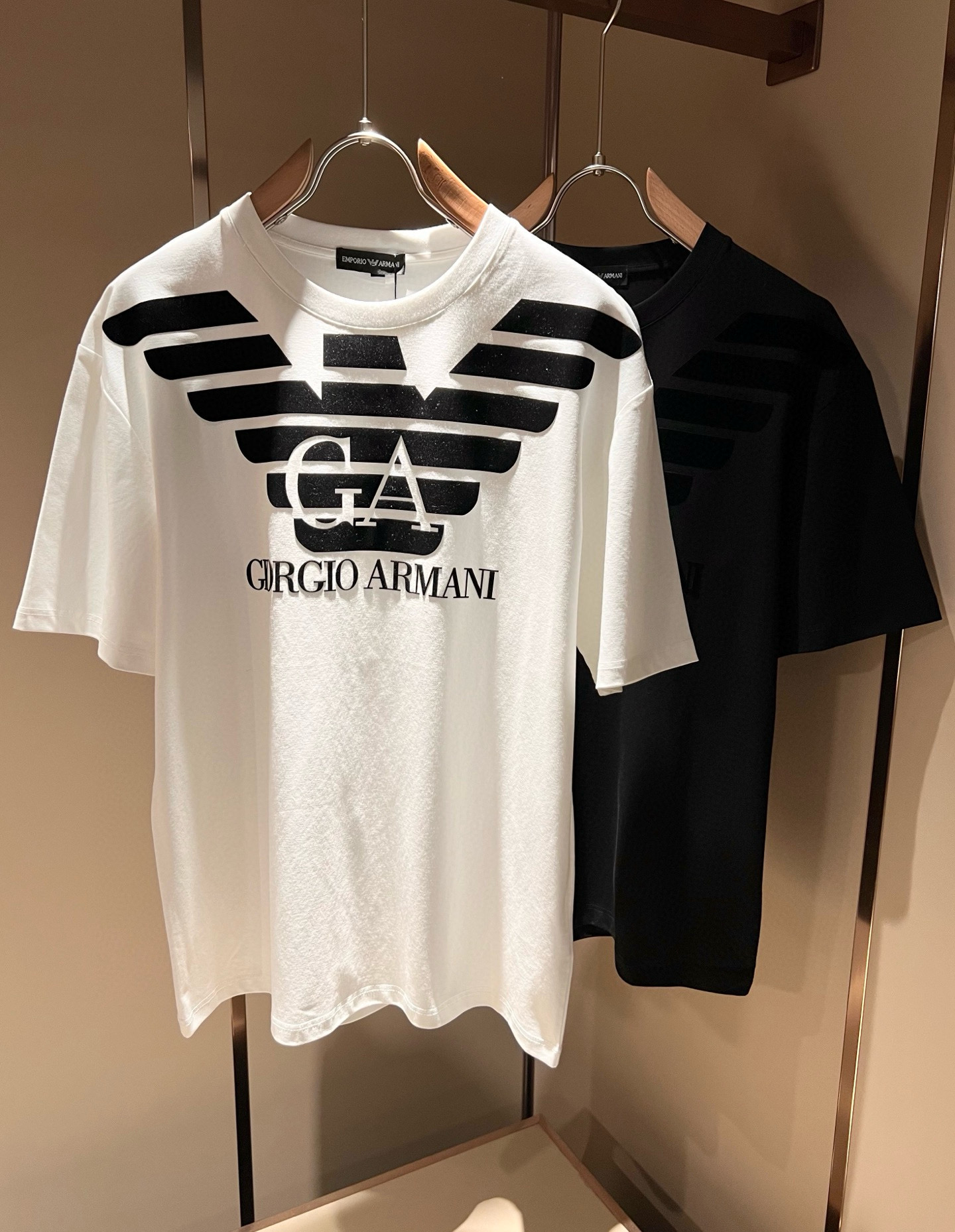 NO:499850,Arman A*ni's new spring and summer 2025 men and women's same casual short-sleeved T-shirt, original single OEM factory order, logo velvet design!  The simple design is exquisite and elegant, amazing!  Customized original exclusive pure cotton fabric, soft and delicate feel, super comfortable on the upper body, and ultimately enjoy wearing!  Inheriting the classic styles of the past, the upper body effect comes naturally, and simple outfits do not require too many accessories. It can easily create a fashionable feeling, and the return rate will also increase. Get it at a speed!  Size M-3XL, Armani, T-shirt,tees, t-shirt,alexander wang19860909Arman阿*尼2025春夏新款男女同款休闲短袖T恤,原单代工厂订单,标志logo压绒设计！简洁的设计精致优雅,令人叹服！定制原版专属纯棉面料,手感柔软细腻,上身超级舒适,极致的穿着享受！继承着以往的经典版型,上身效果自然而来的出彩,简单穿搭无需过多的饰物,轻松搭出时尚感,回头率也会随之提升.速度入手吧！尺码M-3XL,,armani,T-shirt,tees，t-shirt,alexander wang,Men's clothing