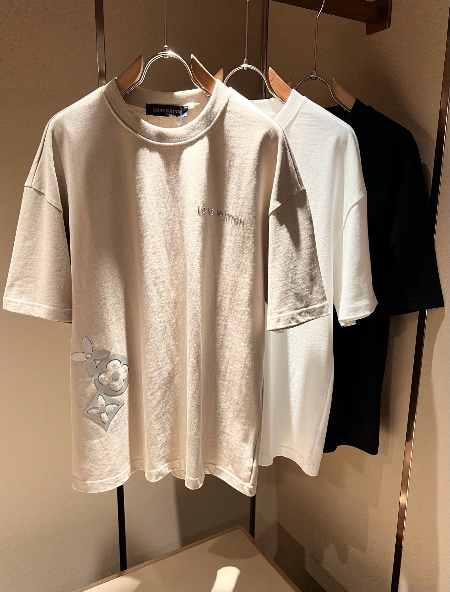 NO:499835,LouisVuitt*Louis*Deng The new series of products in 2025 spring and summer are launched, a very fashionable and avant-garde short-sleeved T-shirt for men and women, with logo pattern glue-touching!  Different from the past, it declares the design concept of brand inheritance!  Its eye-catchingness is no less than any classic style, perfectly presenting the fashionable, high-end and luxurious feeling in front of the world!  Made of imported 280 grams of cotton, selected high-quality pure cotton fabrics, soft and soft to the touch, the real thing is definitely beyond your imagination, close to the body and breathable, even if you sweat profusely, you will not feel greasy or stuffy, and will bring sweating and moisture absorption to the extreme!  Size S-2XL, louis vuitton,louis vuitton,t-shirt,tees,t-shirt,alexander wang19860909LouisVuitt*路易*登 2025春夏全新系列单品上线,非常时髦前卫的一款男女同款短袖T恤,标识logo图案压胶修饰！区别于以往的不同,宣示品牌传承的设计理念！其吸睛度完全不亚于任何经典款式,将时髦高级感与奢华感完美呈现在世人眼前！客供进口280克全棉材质制成,精选优质纯棉面料,触感软糯亲肤细腻,实物到手绝对超乎你的想象,贴身无比舒适透气,即便是汗流浃背也不会有腻身及闷热感可言,将排汗吸湿性发挥到了极致！尺码S-2XL,,louis vuitton,louis vuitton,T-shirt,tees，t-shirt,alexander wang,Men's clothing