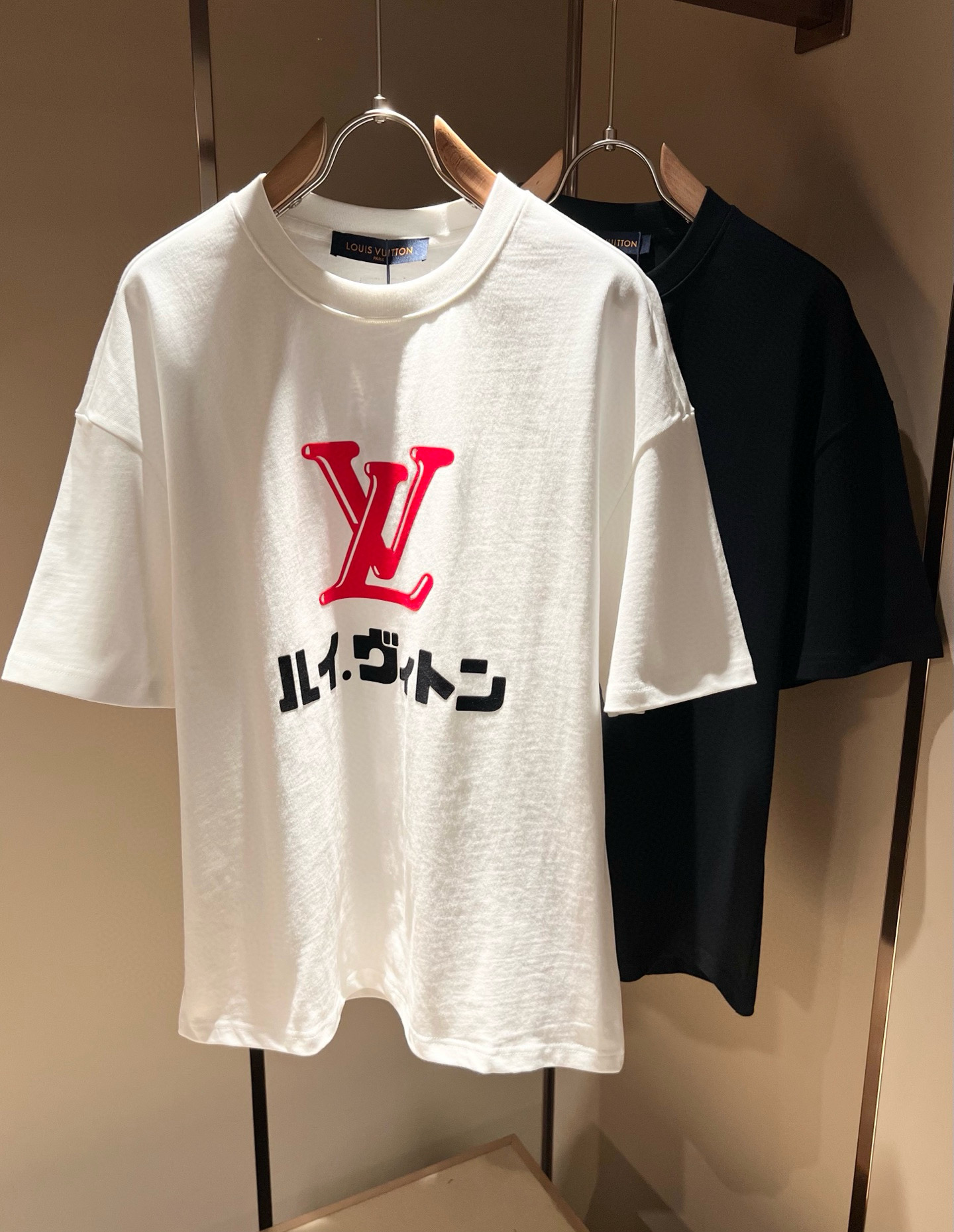 NO:499855,LouisVuitt*Louis*Deng The new series of spring and summer 2025 products are launched, a very fashionable and avant-garde short-sleeved T-shirt for men and women, with logo pattern velvet modification!  Different from the past, it declares the design concept that has been passed down for many years in the brand!  Its eye-catchingness is no less than any classic style, perfectly presenting the fashionable, high-end and luxurious feeling in front of the world!  Made of imported 280 grams of cotton, selected high-quality pure cotton fabrics, soft and soft to the touch, the real thing is definitely beyond your imagination, close to the body and breathable, even if you sweat profusely, you will not feel greasy or stuffy, and will bring sweating and moisture absorption to the extreme!  Size S-2XL, louis vuitton,louis vuitton,t-shirt,tees,t-shirt,alexander wang19860909LouisVuitt*路易*登 2025春夏全新系列单品上线,非常时髦前卫的一款男女同款短袖T恤,标识logo图案压绒修饰！区别于以往的不同,宣示品牌传承多年的设计理念！其吸睛度完全不亚于任何经典款式,将时髦高级感与奢华感完美呈现在世人眼前！客供进口280克全棉材质制成,精选优质纯棉面料,触感软糯亲肤细腻,实物到手绝对超乎你的想象,贴身无比舒适透气,即便是汗流浃背也不会有腻身及闷热感可言,将排汗吸湿性发挥到了极致！尺码S-2XL,,louis vuitton,louis vuitton,T-shirt,tees，t-shirt,alexander wang,Men's clothing